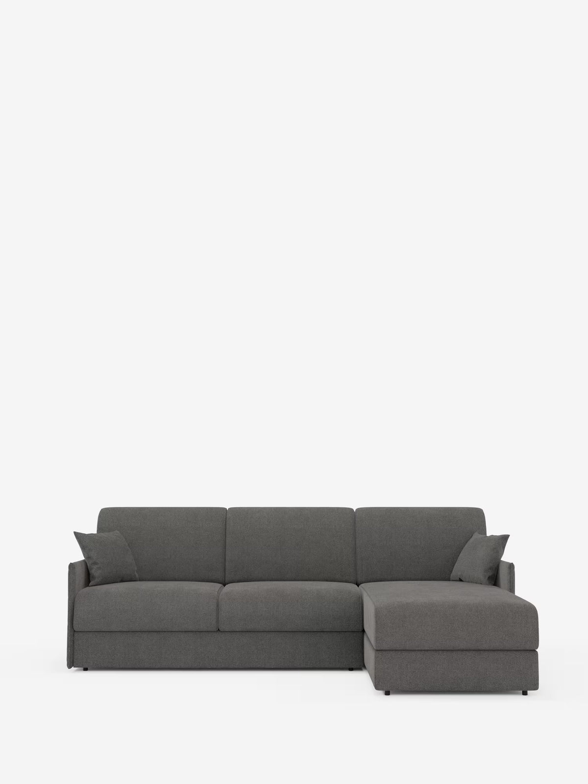 Certo! Ecco la frase riscritta utilizzando i dati del prodotto forniti: Il divano letto angolare con penisola contenitore “Evans” di Divani.Store presenta un design moderno dalle linee pulite, con braccioli bassi, due cuscini di seduta e una chaise longue sul lato destro dotata di una pratica penisola contenitore che offre spazio aggiuntivo. Rivestito in tessuto T23 facile da pulire e completato da cuscini quadrati coordinati, è fotografato su uno sfondo bianco a tinta unita.