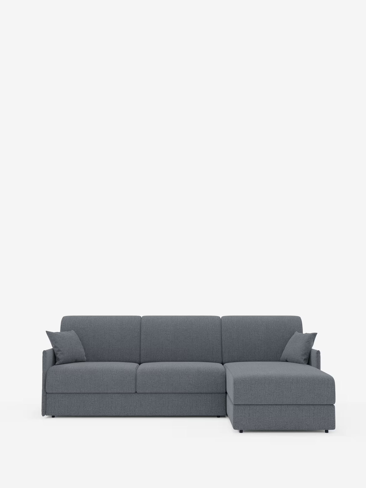Il divano letto angolare Evans di Divani.Store è un moderno divano componibile grigio dal design compatto, rivestito in tessuto T23 antimacchia, caratterizzato da linee pulite, due cuscini di seduta sulla sinistra, una chaise longue sulla destra con una pratica penisola contenitore e quattro cuscini decorativi abbinati, il tutto su uno sfondo bianco a tinta unita.