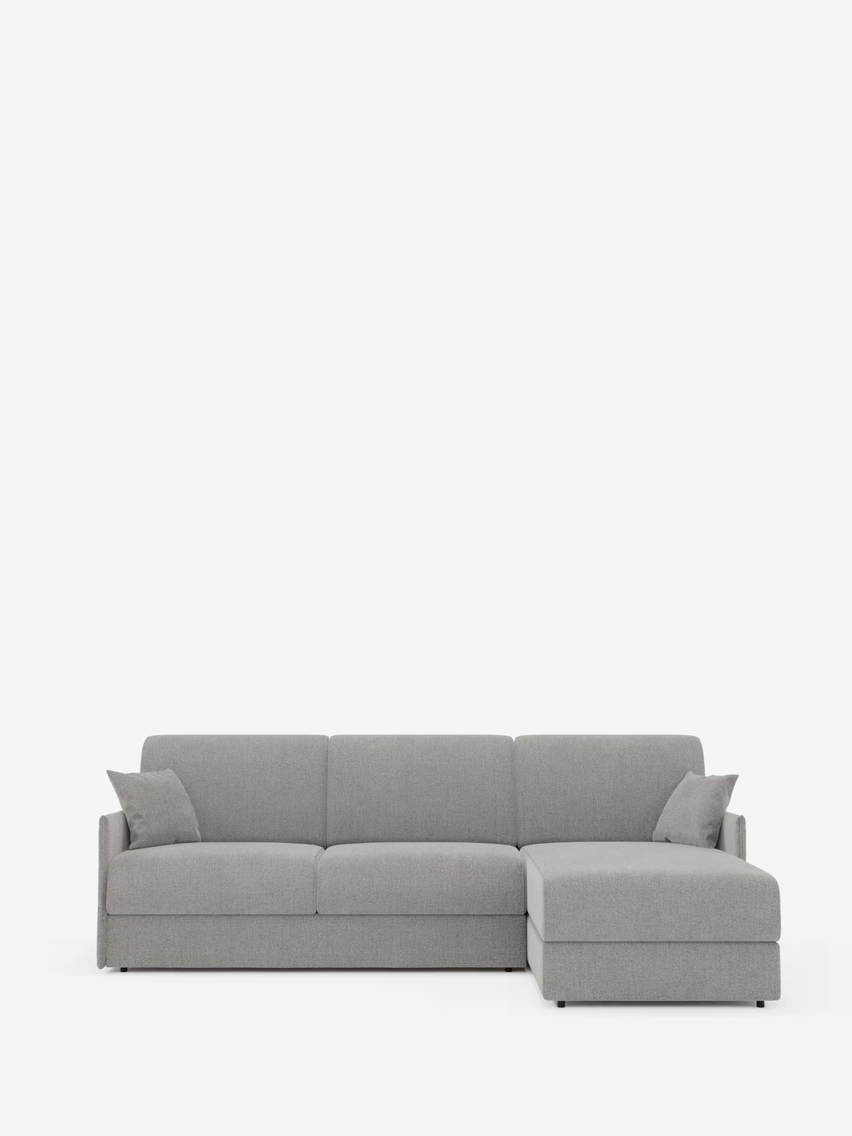 Il divano letto angolare con penisola contenitore Evans di Divani.Store è un moderno divano componibile grigio chiaro dal design compatto, rivestito in tessuto T23 resistente alle macchie. Si caratterizza per le linee pulite, i tre cuscini dello schienale, i due cuscini piccoli abbinati e una chaise longue sul lato destro con vano contenitore integrato, il tutto su uno sfondo bianco a tinta unita. Con il suo profilo minimalista e i braccioli bassi, questo divano versatile si integra perfettamente negli