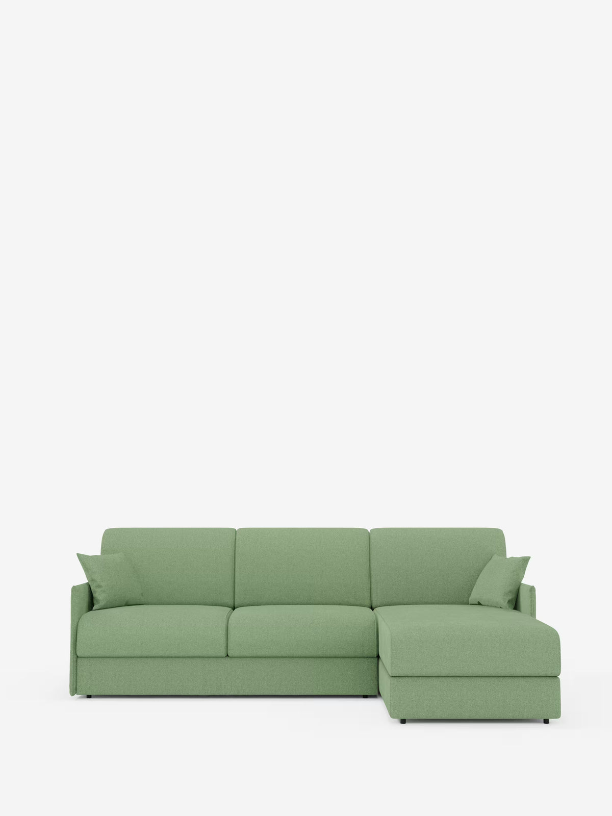 Il divano letto angolare con penisola contenitore Evans di Divani.Store è un moderno divano a L in una fresca tonalità di verde, caratterizzato da linee pulite e proporzioni compatte. Rivestito in morbido tessuto T23 resistente alle macchie, è dotato di tre cuscini di seduta e due cuscini dello schienale abbinati. La chaise longue sul lato destro offre ulteriore comfort e spazio contenitivo, mentre il divano poggia su gambe dal profilo basso su uno sfondo bianco a tinta unita.