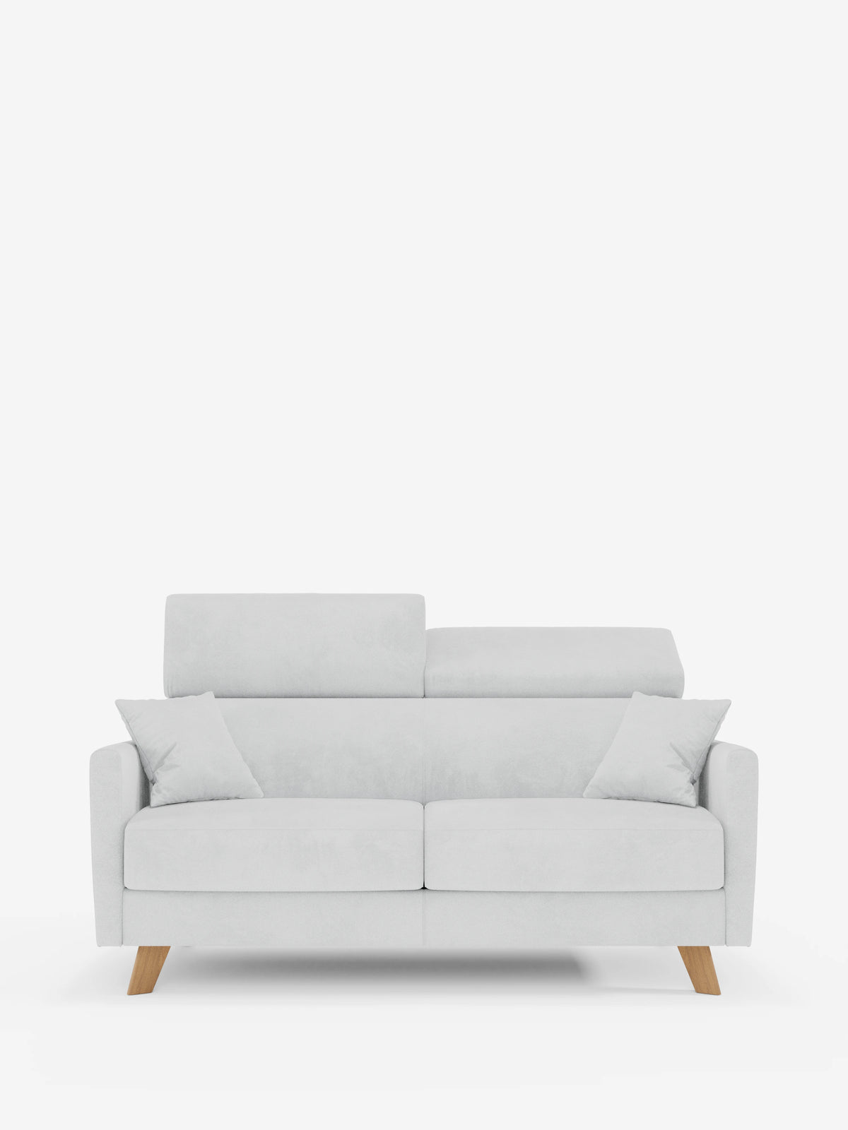 Un divano letto a due posti Francy in stile contemporaneo di Divani.Store, rivestito in tessuto T30 grigio chiaro, completamente sfoderabile e resistente alle macchie, con poggiatesta regolabili, linee pulite, due cuscini decorativi coordinati e gambe angolate in legno, presentato su uno sfondo bianco a tinta unita.