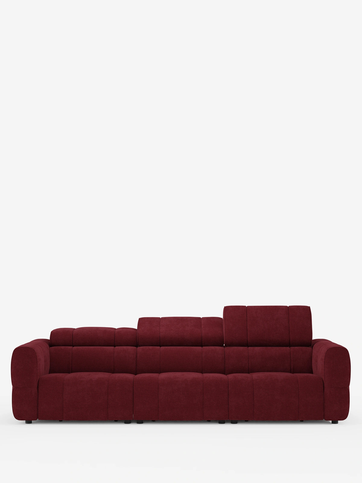 Un divano modulare Giotto a 4 posti con poggiatesta reclinabili e funzione relax elettrica opzionale, rivestito in tessuto smacchiabile T23: un divano contemporaneo in tessuto rosso intenso dal design slanciato e con cuscini dello schienale segmentati, di cui uno rialzato a fungere da poggiatesta.
