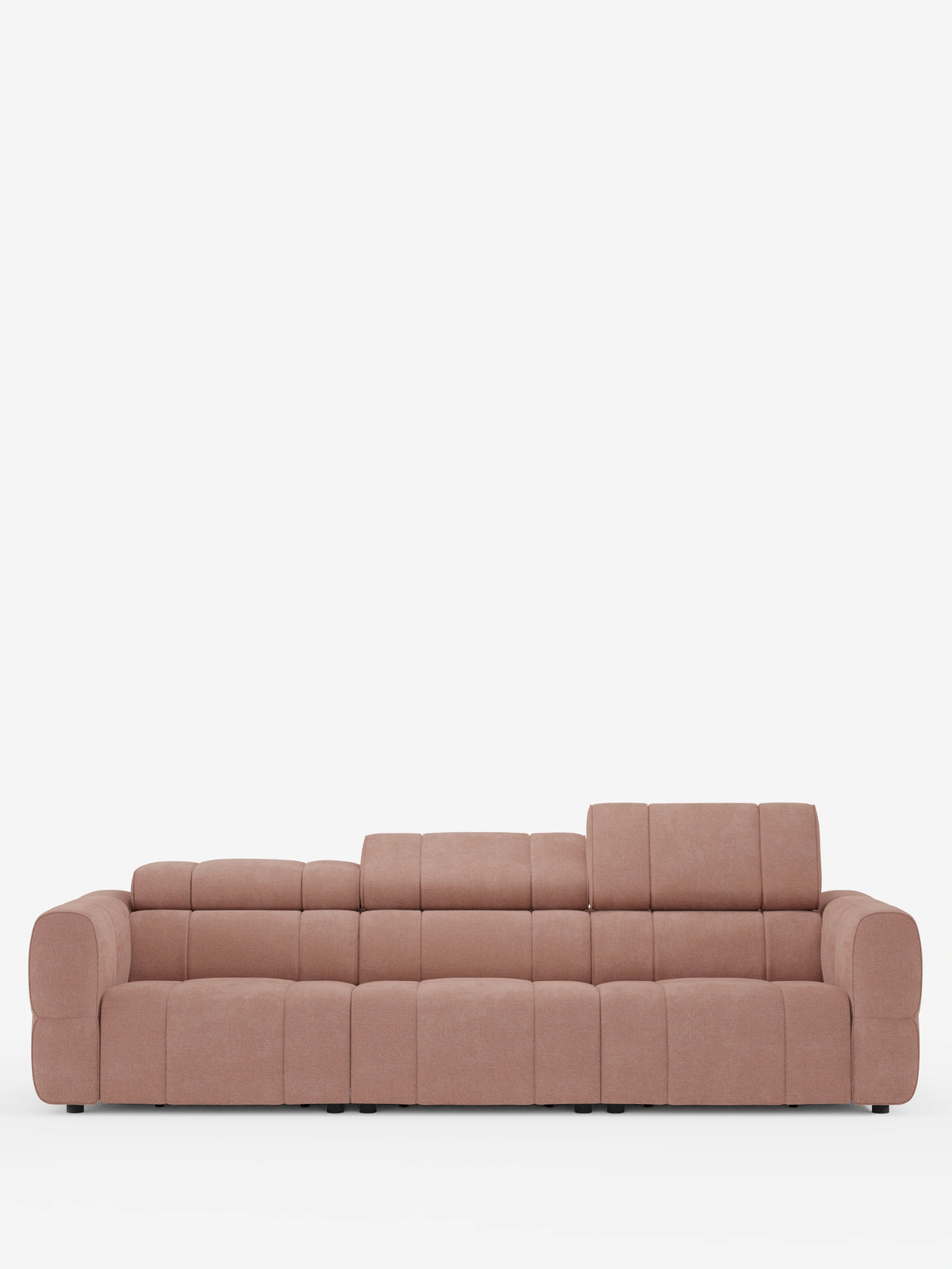 Divano modulare Giotto a 4 posti con poggiatesta reclinabili e funzione relax elettrica opzionale, rivestito in tessuto smacchiabile T23 color rosa polveroso, caratterizzato da un design ampio a pannelli con braccioli bassi e tre poggiatesta regolabili su uno sfondo a tinta unita.