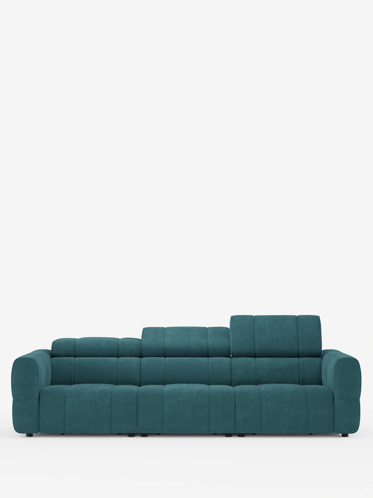 Un divano modulare Giotto a quattro posti con poggiatesta reclinabili e funzione relax elettrica opzionale, rivestito in tessuto smacchiabile T23 color verde acqua, caratterizzato da cuciture verticali, ampi braccioli e poggiatesta regolabili su sfondo bianco.