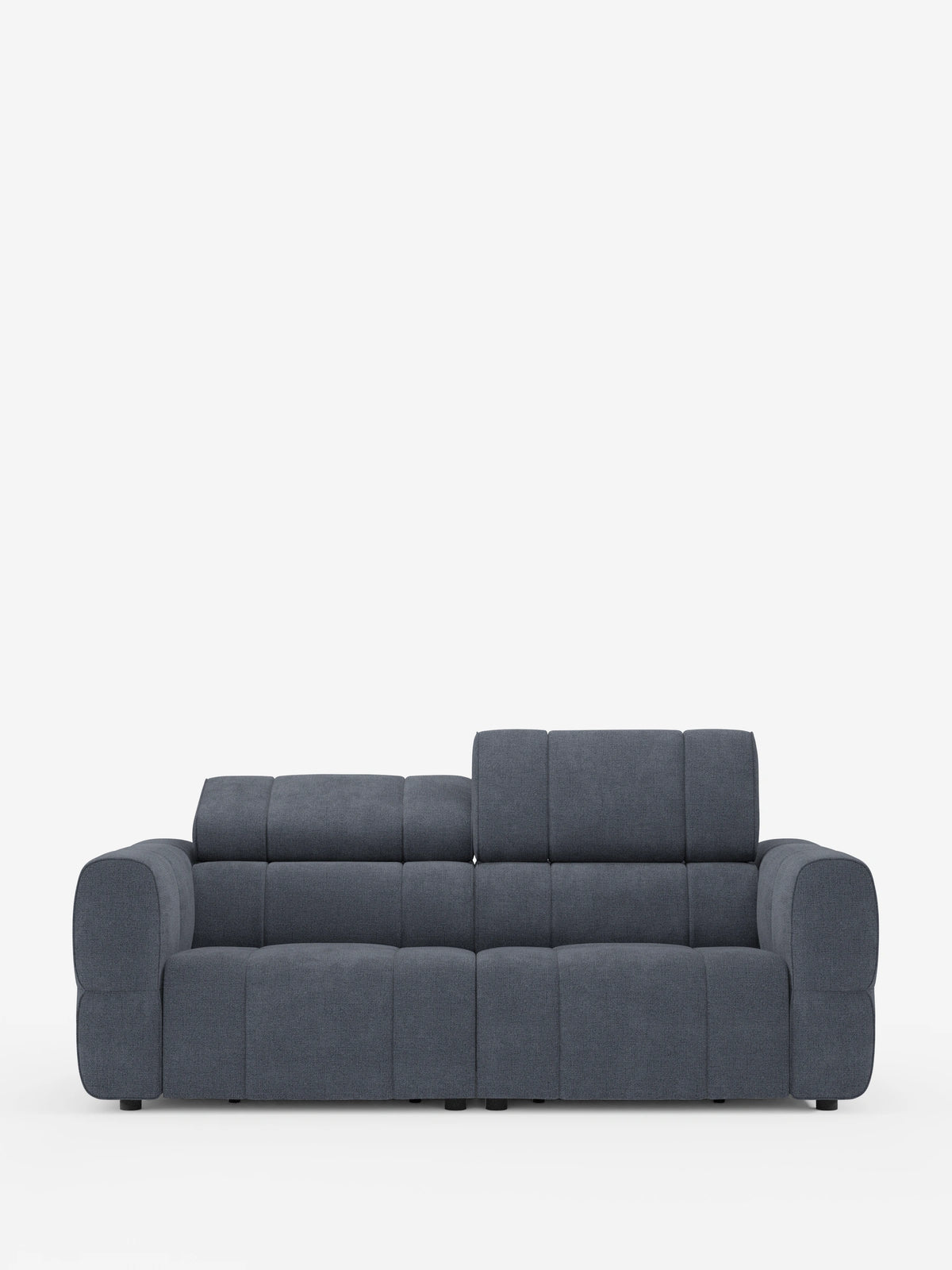 Un divano modulare Giotto a 3 posti, con poggiatesta reclinabili e funzione relax elettrica opzionale, rivestito in tessuto smacchiabile T23 color grigio antracite, si staglia su uno sfondo bianco con cuscini spessi, braccioli arrotondati e due poggiatesta regolabili.