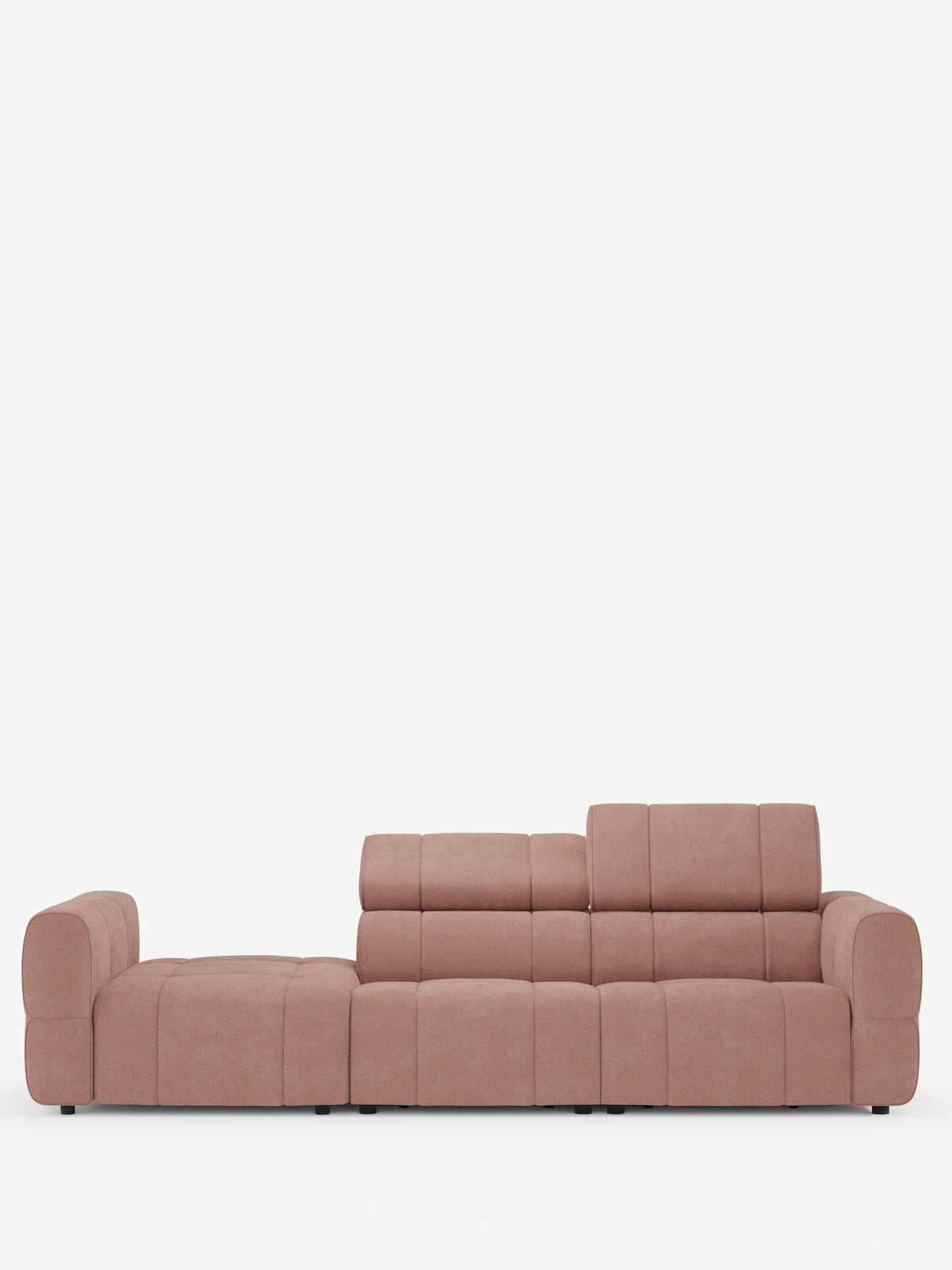 Un divano componibile Giotto Divano color rosa polveroso con estremità aperta – opzione relax elettrico in tessuto smacchiabile T23 – è posizionato su uno sfondo bianco a tinta unita; presenta un design dal profilo basso con imbottitura a segmenti e un’estremità in stile chaise longue.