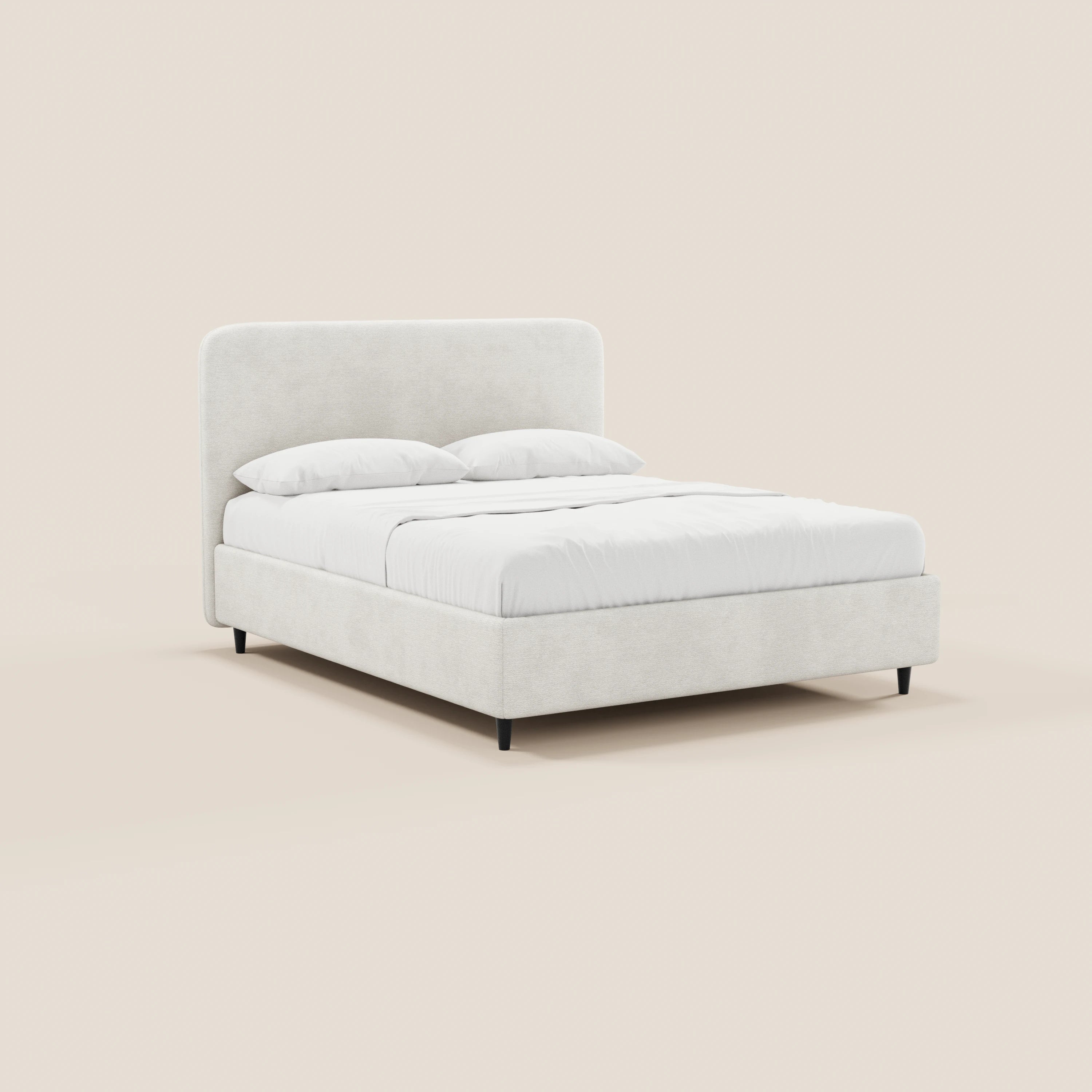 Il letto imbottito KAELOS minimal di Letti.store presenta una testiera morbida e arrotondata in ciniglia, tessuto beige chiaro, gambe alte nere e un vano contenitore. Nella foto è raffigurato ben rifatto con biancheria da letto bianca e due cuscini su uno sfondo beige.
