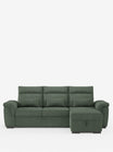 Un divano letto angolare Ischia di colore verde scuro con schienali scorrevoli, elemento estraibile e penisola contenitore in tessuto antimacchia misto lino, dotato di chaise longue a forma di L, tre cuscini, tre cuscini decorativi e braccioli ricurvi di colore bianco.