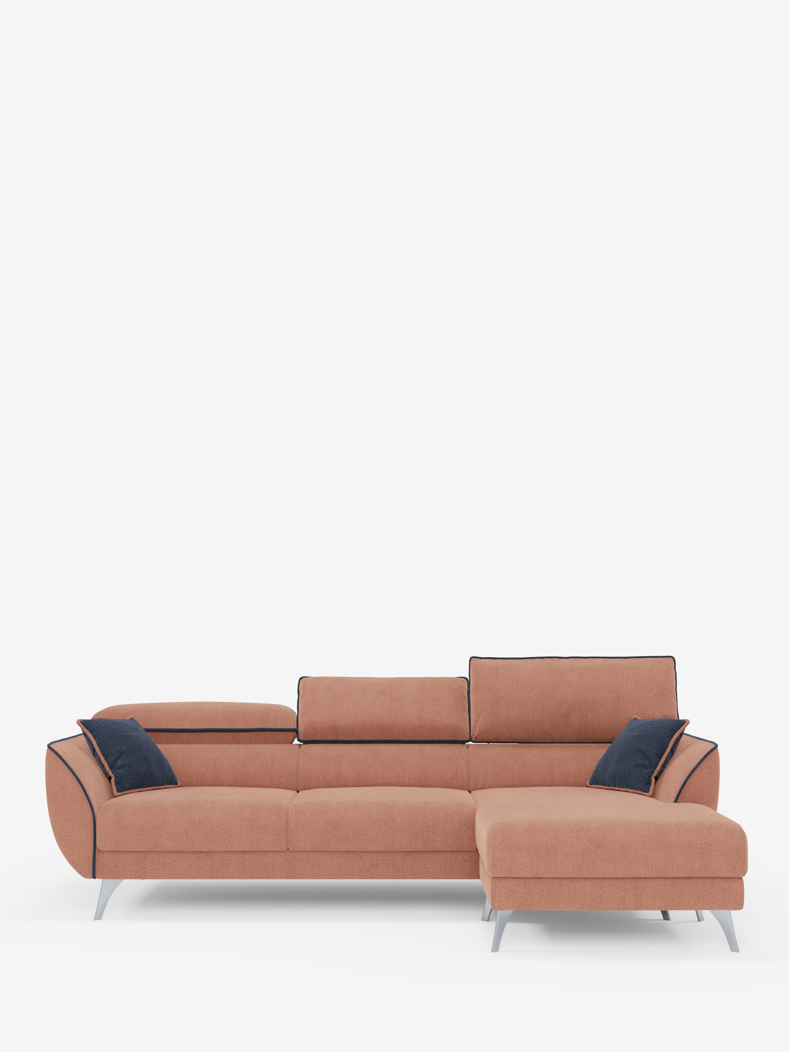 Divano angolare bicolore Michelangelo con penisola e sedute estensibili di Divani.Store, in tessuto smacchiabile T23 color terracotta opaco con profili neri a contrasto e sottili gambe in metallo. Il lato destro presenta una chaise longue e il divano è dotato di poggiatesta reclinabili per un comfort aggiuntivo. Due cuscini decorativi blu scuro sono posizionati sui braccioli sinistro e destro. Lo sfondo è bianco uniforme.