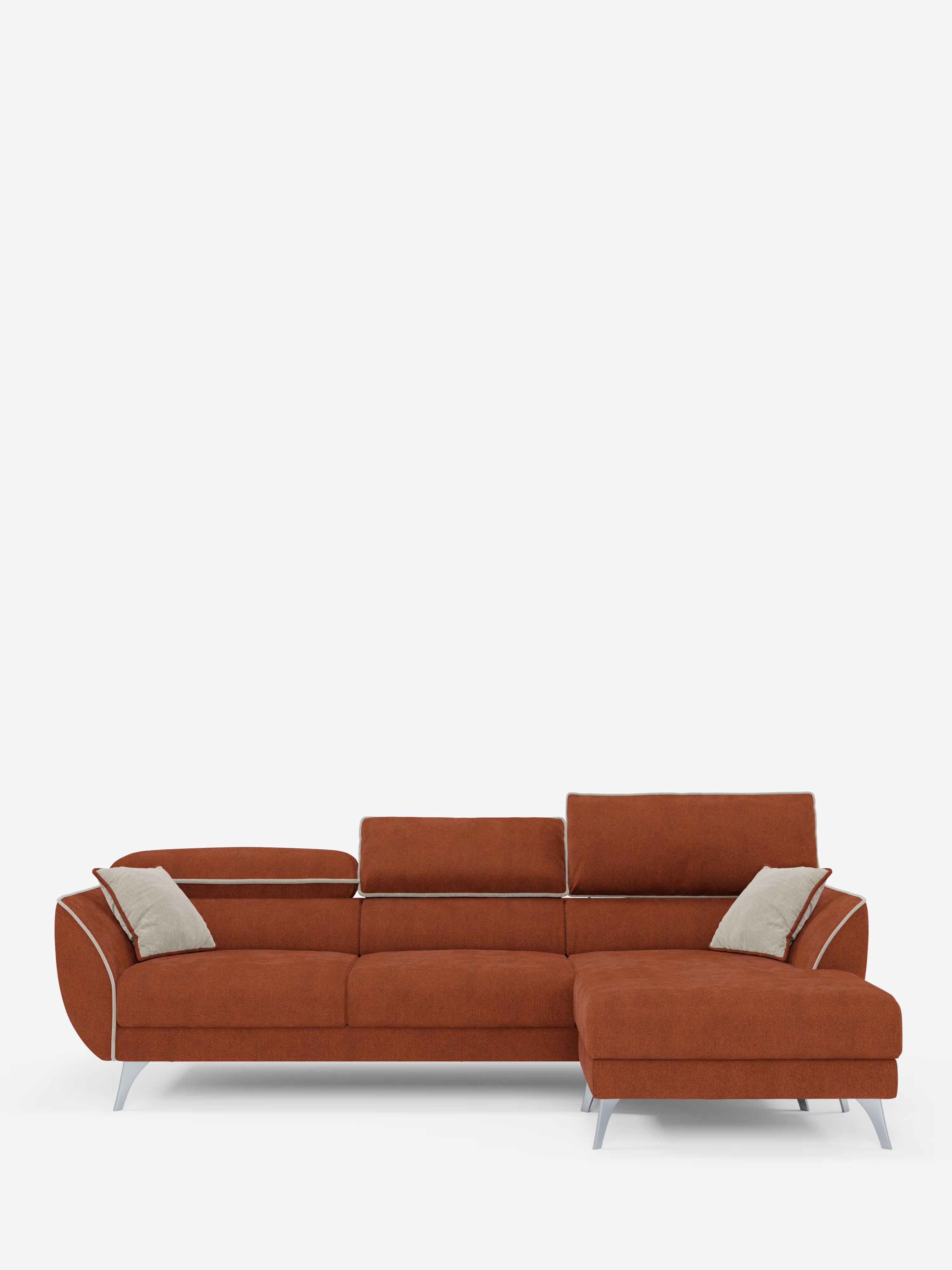 Vi presentiamo il divano angolare bicolore Michelangelo con penisola e sedute estensibili di Divani.Store. Questo moderno divano componibile è rivestito in tessuto T23 color arancio bruciato, resistente alle macchie, con bordino bianco brillante, eleganti gambe in metallo e poggiatesta reclinabile regolabile. La chaise longue è posizionata sul lato destro. Due cuscini decorativi grigio chiaro impreziosiscono ciascuna estremità del divano, in contrasto con lo sfondo bianco a tinta unita.