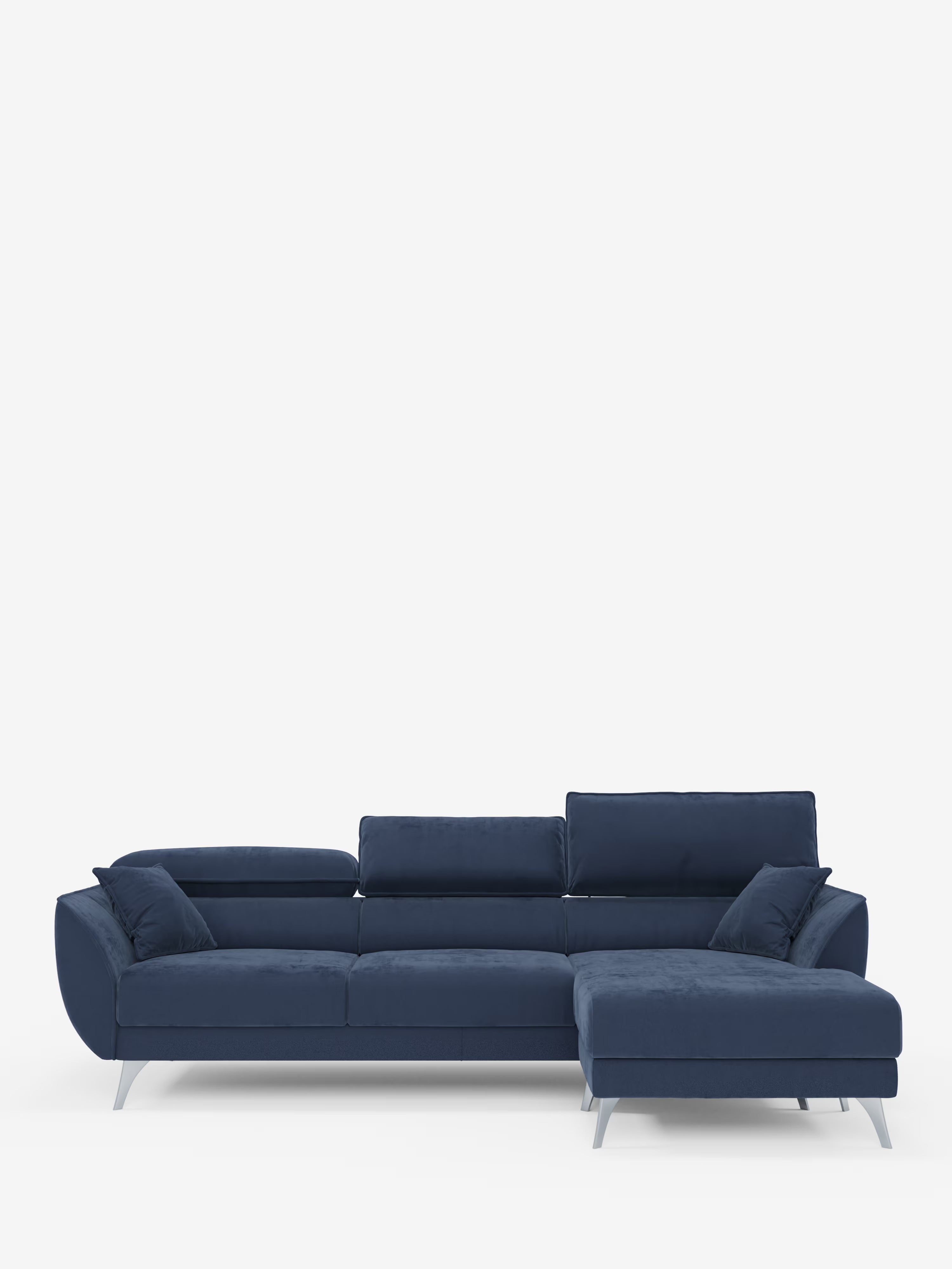 Il divano angolare con penisola e sedute estensibili Michelangelo di Divani.Store è rivestito in un raffinato tessuto T30 effetto velluto blu scuro, resistente alle macchie. Caratterizzato da braccioli angolari, poggiatesta reclinabili e una chaise longue sul lato destro, questo moderno divano componibile poggia su sottili gambe in metallo argentato su uno sfondo bianco a tinta unita.
