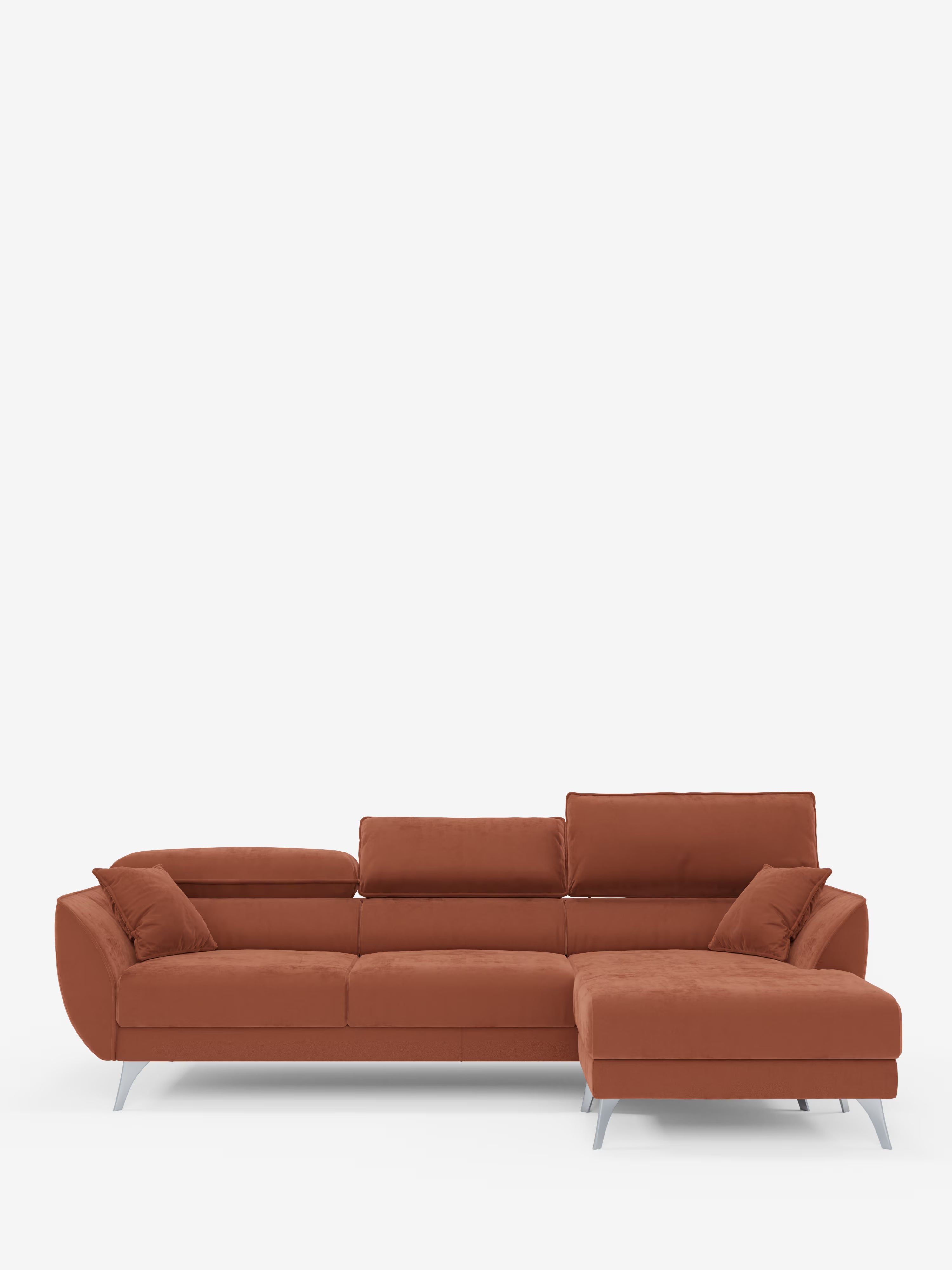 Vi presentiamo il divano angolare con penisola e sedute estensibili “Michelangelo” di Divani.Store: un divano angolare dal design elegante e contemporaneo, rivestito in lussuoso tessuto T30 effetto vellutino color ruggine e resistente alle macchie. Dotato di morbidi cuscini, poggiatesta reclinabili regolabili e eleganti gambe in metallo argentato, presenta la sezione chaise longue posizionata sul lato destro, mentre le sedute estensibili offrono un comfort eccezionale per gli spazi abitativi moderni.