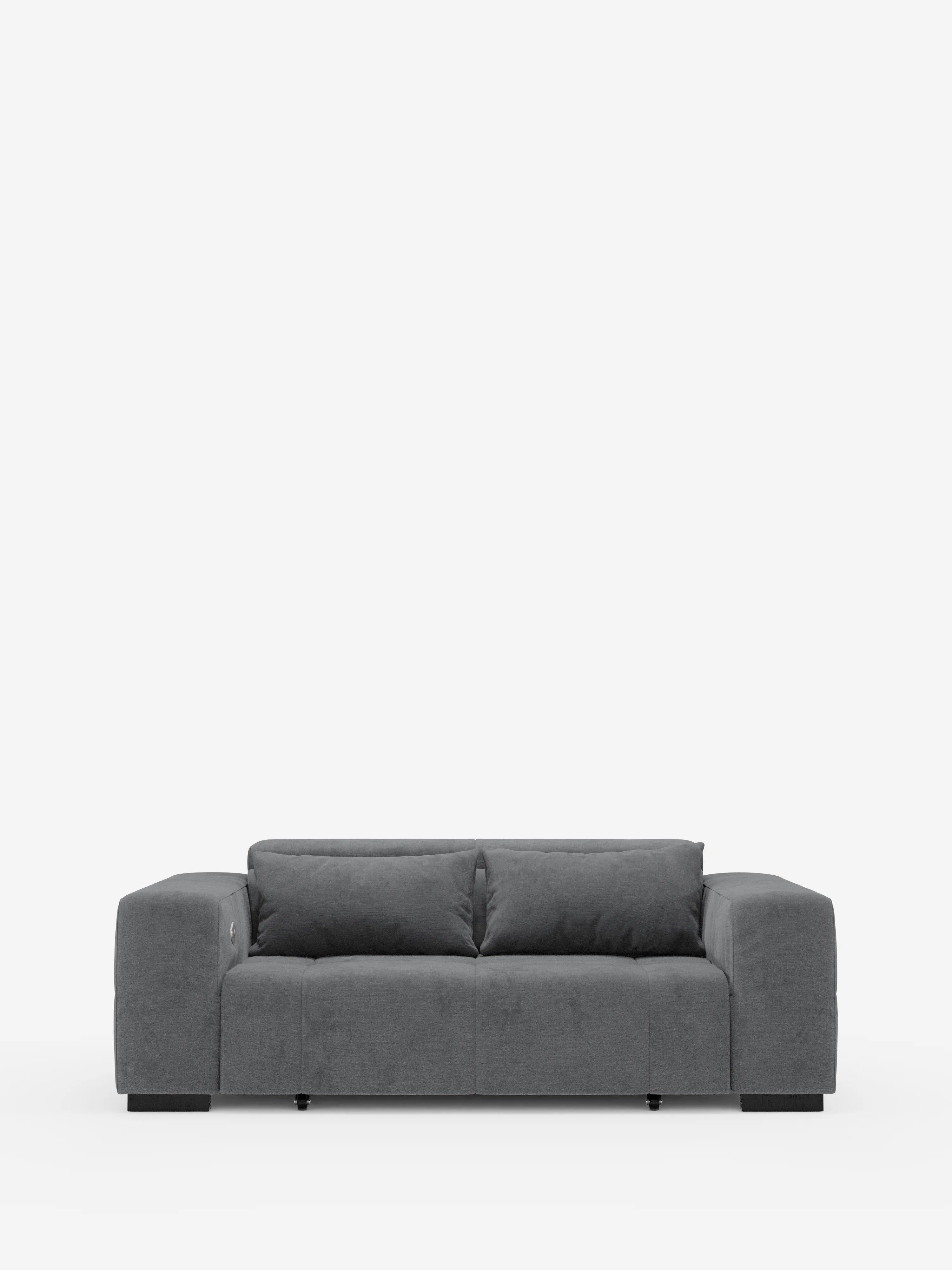Un divano Monarch moderno, grigio scuro, con funzione relax elettrica per l’allungamento delle sedute e poggiatesta reclinabile di Divani.Store, rivestito in morbido tessuto T31 resistente alle macchie e progettato per due posti, caratterizzato da ampi braccioli squadrati e da due cuscini dello schienale. Su uno sfondo bianco a tinta unita, questo divano contemporaneo si distingue per il profilo basso e squadrato, con robusti piedini neri visibili alla base.