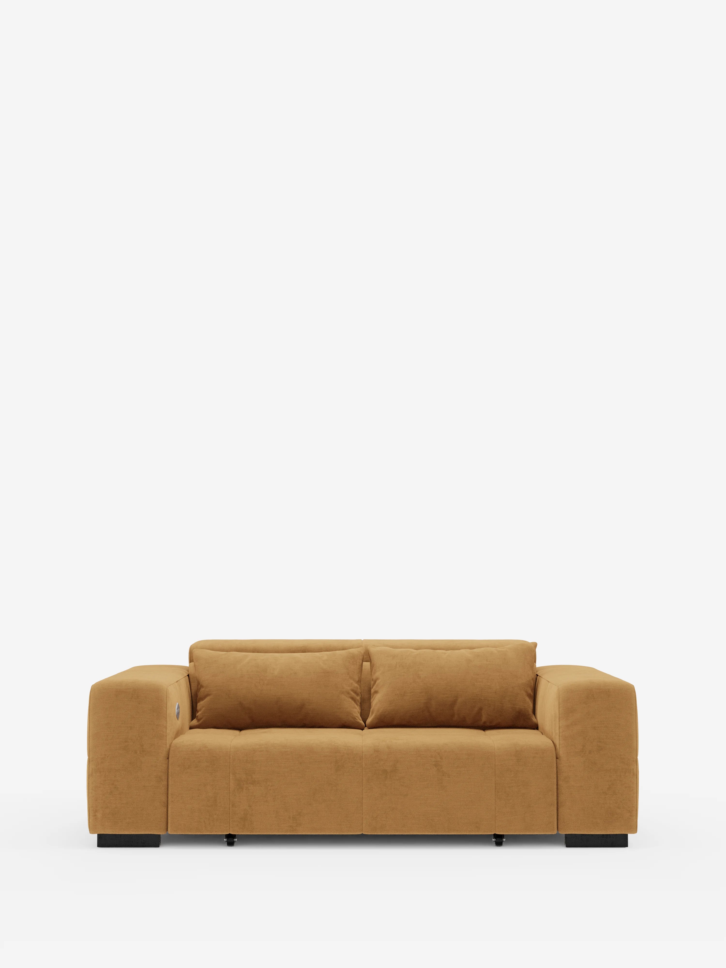 Un divano moderno a due posti color giallo senape — il modello Monarch Divano con Relax Elettrico per l’allungamento delle sedute e poggiatesta reclinabile in morbido tessuto lavabile T31 di Divani.Store — presenta ampi braccioli, uno schienale basso e due cuscini di seduta. Posizionato su uno sfondo bianco a tinta unita, questo divano contemporaneo ha un aspetto morbido e lussuoso e poggia su piedini rettangolari neri.