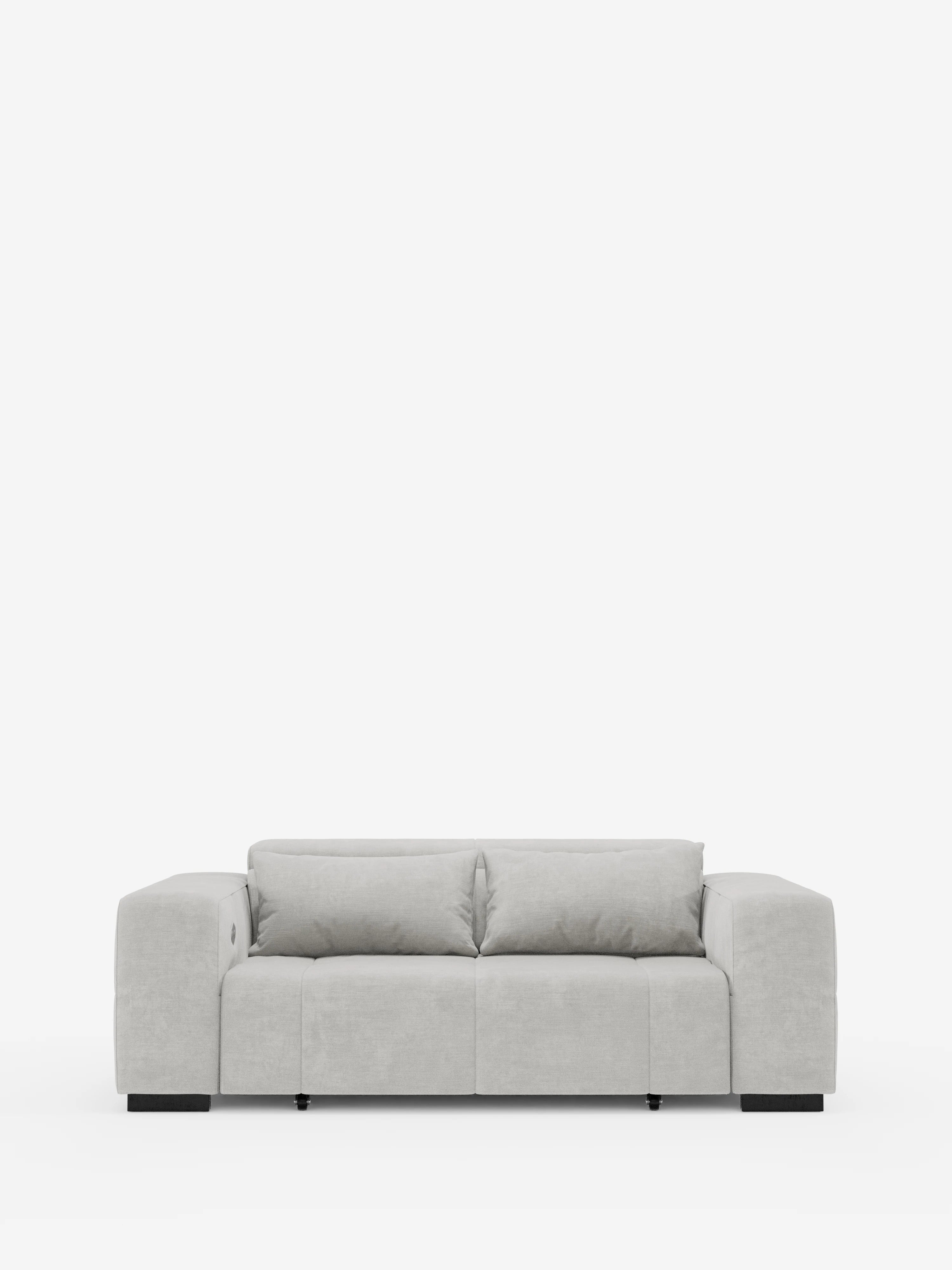Il divano contemporaneo Monarch con funzione relax elettrica per l’allungamento delle sedute e poggiatesta reclinabile di Divani.Store, rivestito in morbido tessuto T31 grigio chiaro resistente alle macchie, presenta ampi braccioli e eleganti gambe nere. Posizionato al centro su uno sfondo bianco a tinta unita, questo divano dal design minimalista comprende due cuscini di seduta e due cuscini di schienale, e offre un comfort avvolgente grazie al suo design pulito.