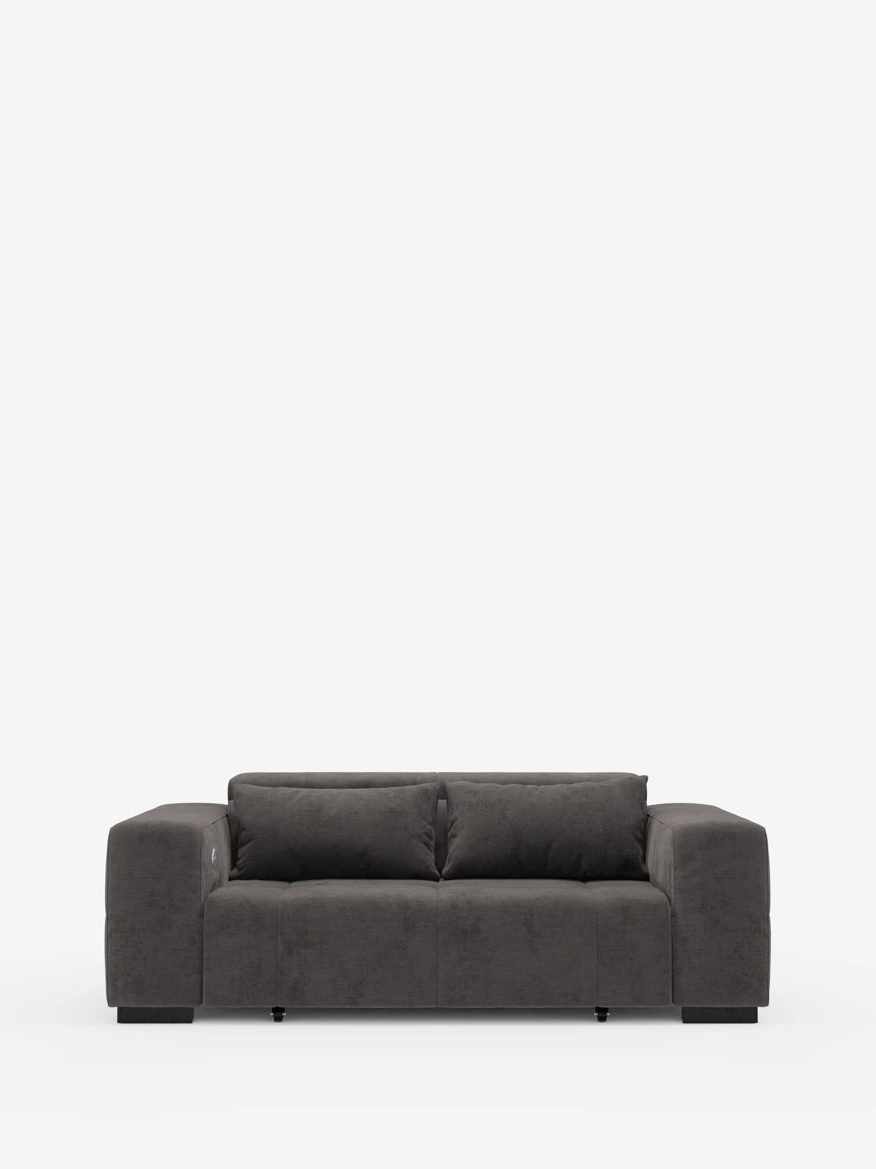 Un divanetto contemporaneo grigio scuro di Divani.Store, il “Monarch Divano con Relax Elettrico per l’allungamento delle sedute e poggiatesta reclinabile”, è posizionato al centro su uno sfondo bianco a tinta unita. Caratterizzato da braccioli squadrati e spessi e da due cuscini dello schienale, questo divanetto minimalista è rivestito in morbido tessuto T31 resistente alle macchie e presenta discrete gambe nere alla base.