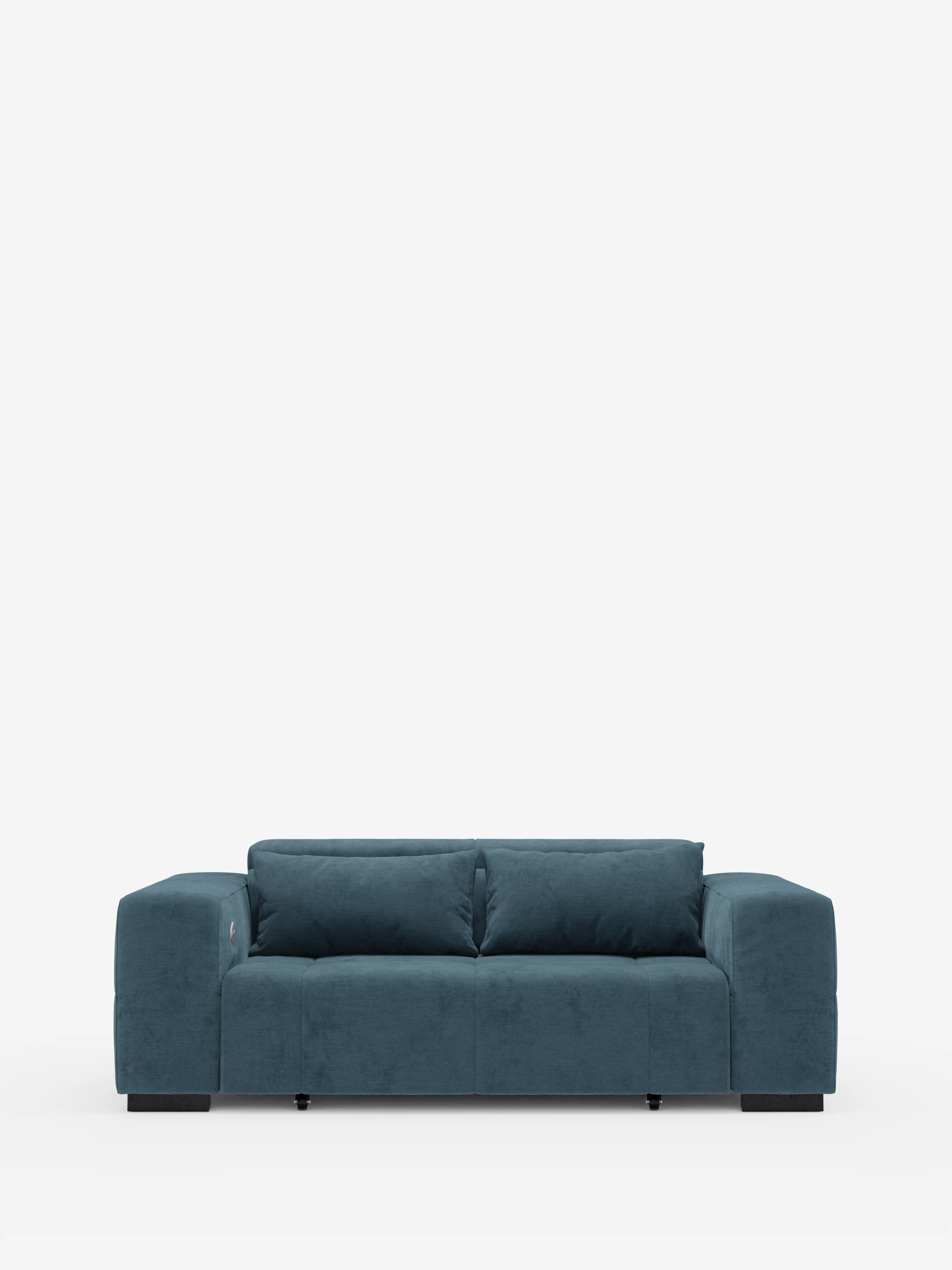 Un moderno divano Monarch con funzione relax elettrica per l’allungamento delle sedute e poggiatesta reclinabile di Divani.Store, rivestito in morbido tessuto T31 antimacchia in blu verde acqua intenso, è posizionato al centro su uno sfondo bianco a tinta unita. Questo elegante divanetto è caratterizzato da ampi braccioli, due cuscini dello schienale e un design minimalista con gambe nere corte, appena visibili sotto la base.
