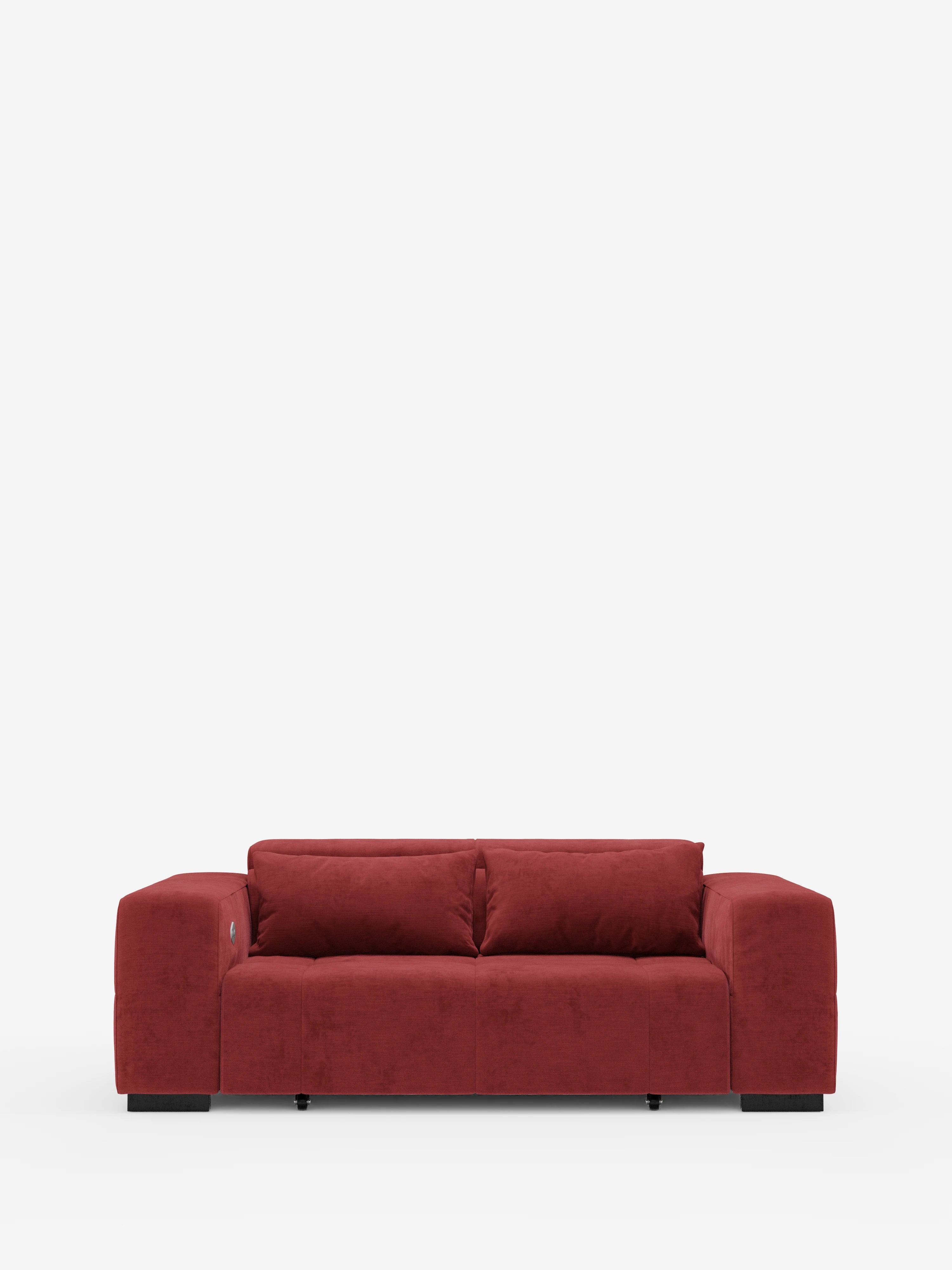 Il divano Monarch con funzione relax elettrica per l'allungamento delle sedute e poggiatesta reclinabile di Divani.Store è un moderno divanetto rosso caratterizzato da braccioli squadrati e ampi, cuscini morbidi e uno schienale basso che conferisce un elegante stile “divano” a qualsiasi ambiente. Rivestito in morbido tessuto T31 resistente alle macchie, questo divanetto si appoggia con grazia su corte gambe nere su uno sfondo bianco a tinta unita.