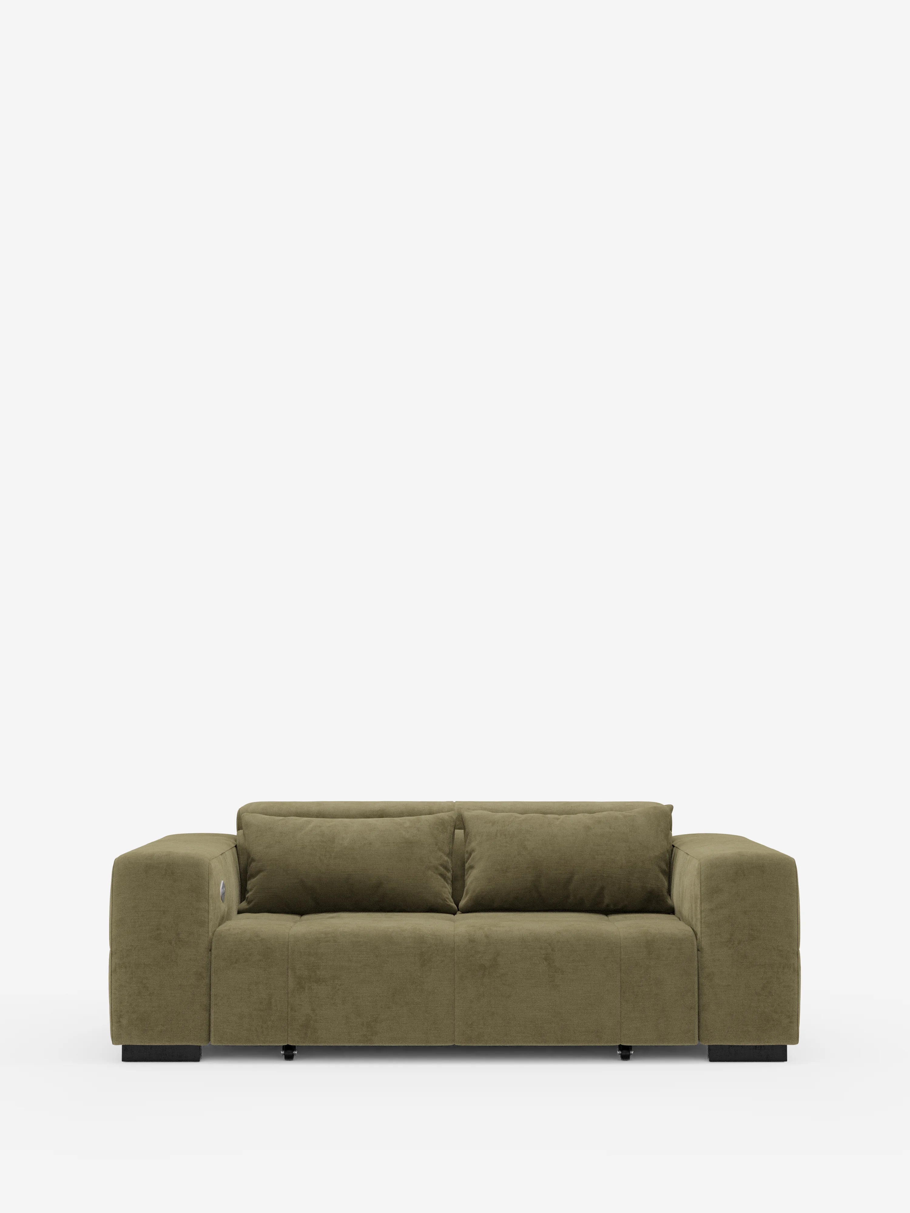 Un divano a due posti in stile contemporaneo color verde oliva: il Monarch Divano con Relax Elettrico per l’allungamento delle sedute e poggiatesta reclinabile di Divani.Il modello presenta ampi braccioli squadrati, morbidi cuscini di seduta e schienale in tessuto T31 morbido e resistente alle macchie, e una base nera dal profilo ribassato — che emana il fascino raffinato del design italiano — presentata su uno sfondo bianco a tinta unita.