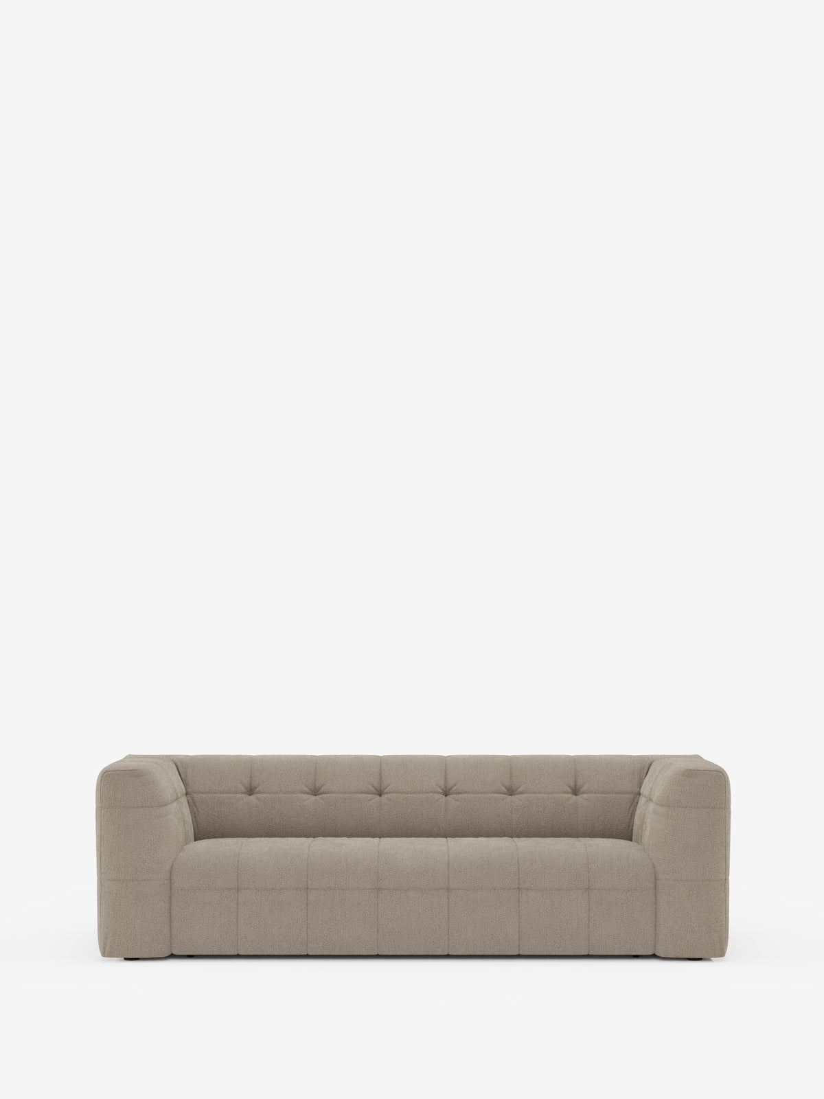 Vi presentiamo il divano modulare Mosaic a 3 e 4 posti in bouclé: capitonné e design in tessuto antimacchia T21 di Divani.Store — un divano modulare moderno e dal profilo ribassato, realizzato in tessuto bouclé color taupe. Caratterizzato da una silhouette squadrata, una seduta profonda, ampi braccioli ed eleganti dettagli capitonné sui cuscini, questo divano contemporaneo risalta su uno sfondo bianco a tinta unita.