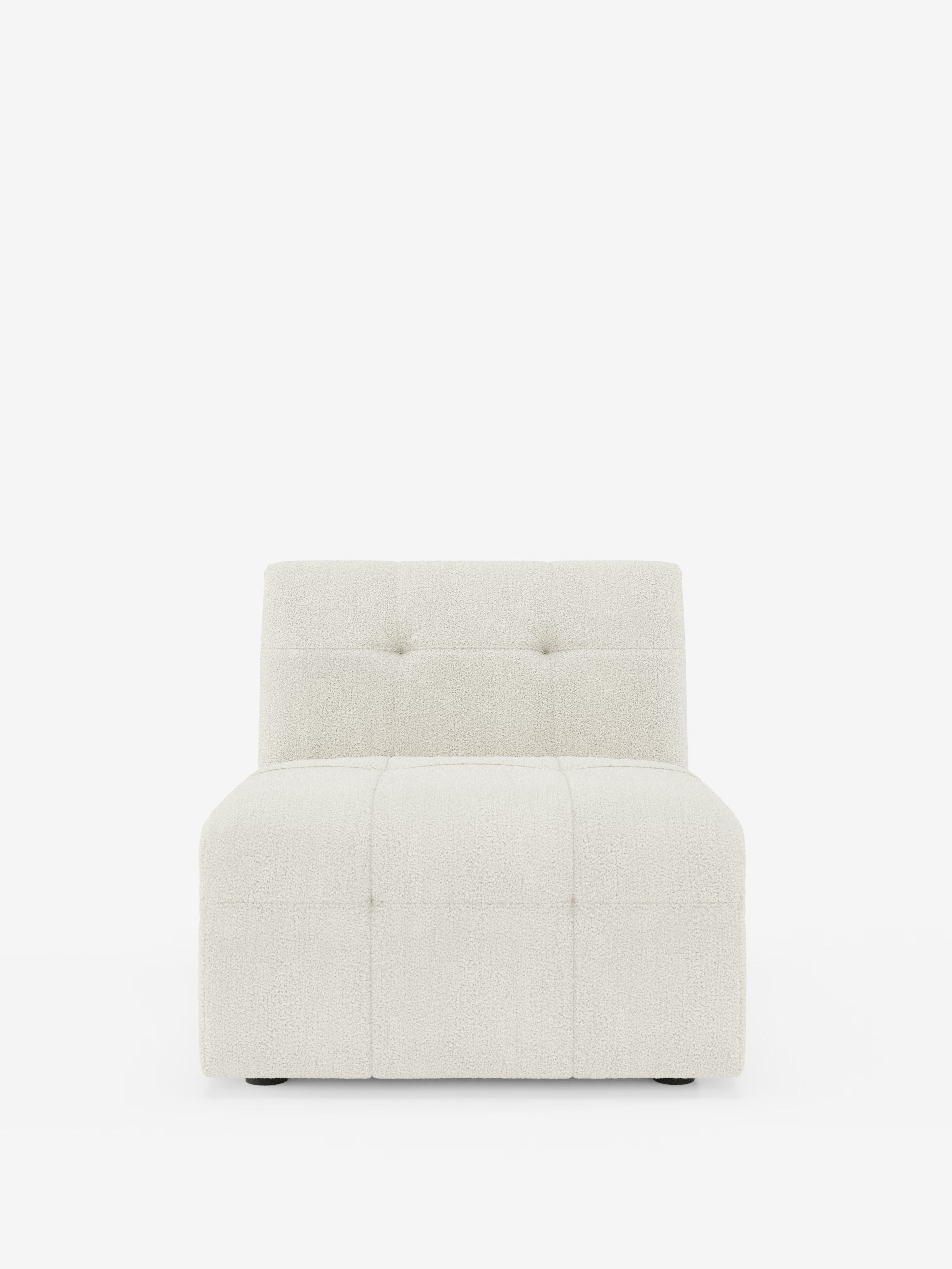 Vi presentiamo la poltrona Mosaic Modulo di Divani.Store: una moderna poltrona senza braccioli alta 77 cm, rivestita in bouclé bianco sporco con trama a rilievo (smacchiabile T21). La seduta e lo schienale presentano un’elegante trapuntatura capitonné che forma un delicato motivo a griglia. Questo design sofisticato poggia su gambe discrete e dal profilo basso ed è raffigurato su uno sfondo bianco.