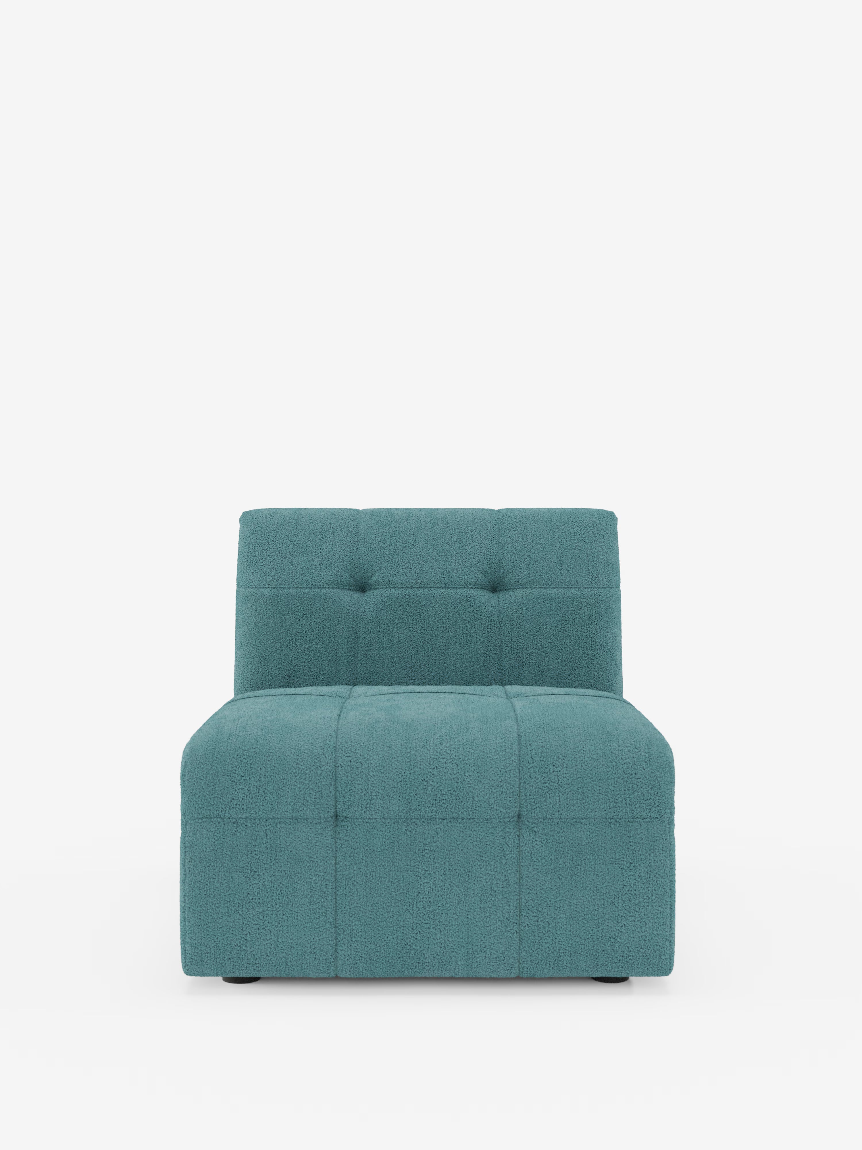 La poltrona Mosaic Modulo di Divani.Store misura 77 cm ed è rivestita in tessuto bouclé T21 antimacchia in un'affascinante tonalità verde acqua. Caratterizzata da una silhouette squadrata e minimalista, questa moderna poltrona senza braccioli presenta cuciture capitonné a griglia sia sullo schienale che sulla seduta, che richiamano il design classico delle poltrone. Fotografata di fronte su uno sfondo bianco, la sua forma squadrata e i dettagli capitonné risaltano conferendole un look contemporaneo.