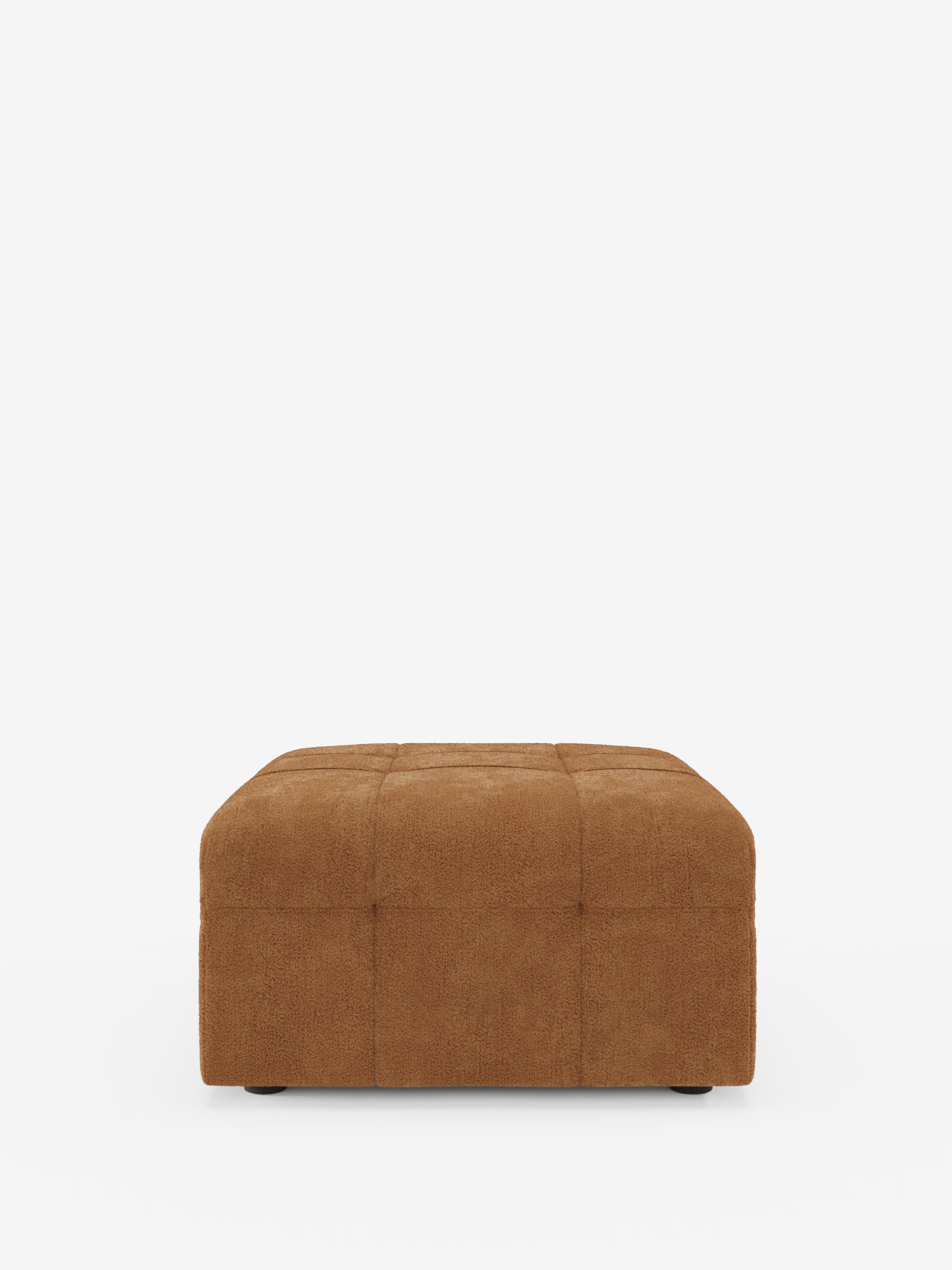 Un pouf e modulo Mosaic di Divani.Store, di forma quadrata e dal profilo ribassato, realizzato in bouclé — con dimensioni di 96x77 cm e rivestito in tessuto T21 antimacchia — è posizionato al centro di uno sfondo bianco. Il design moderno e minimalista presenta una lavorazione capitonné su lati e parte superiore, senza gambe o decorazioni a vista, a testimonianza della raffinata maestria artigianale italiana tipica dei pouf Made in Italy.