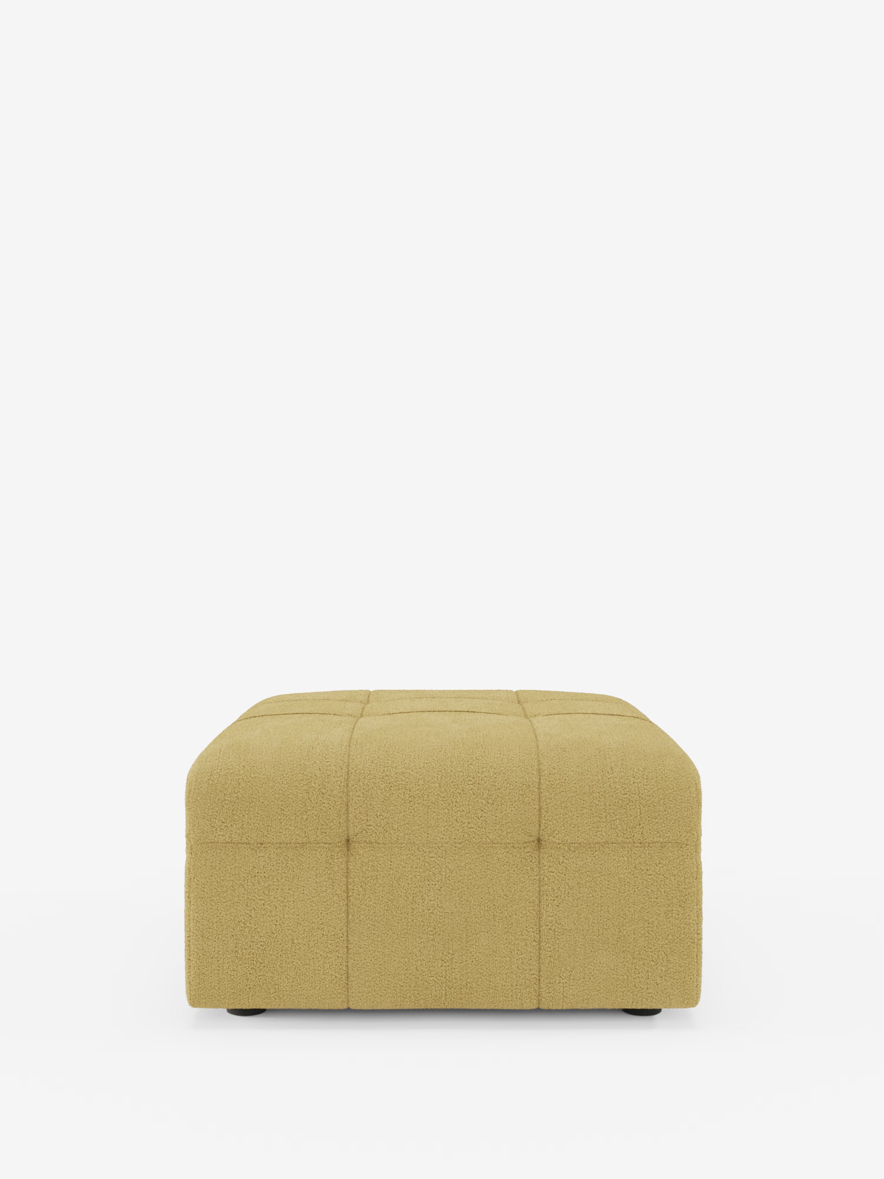 Un pouf quadrato Mosaic e modulo in bouclé di Divani.Store, dalle dimensioni di 96x77 cm, è rivestito in tessuto T21 verde oliva chiaro, resistente alle macchie, con un motivo a griglia cucito a capitonné. Il pouf è posizionato al centro su uno sfondo bianco e appare morbido e moderno, con i piedini neri bassi appena visibili sotto.
