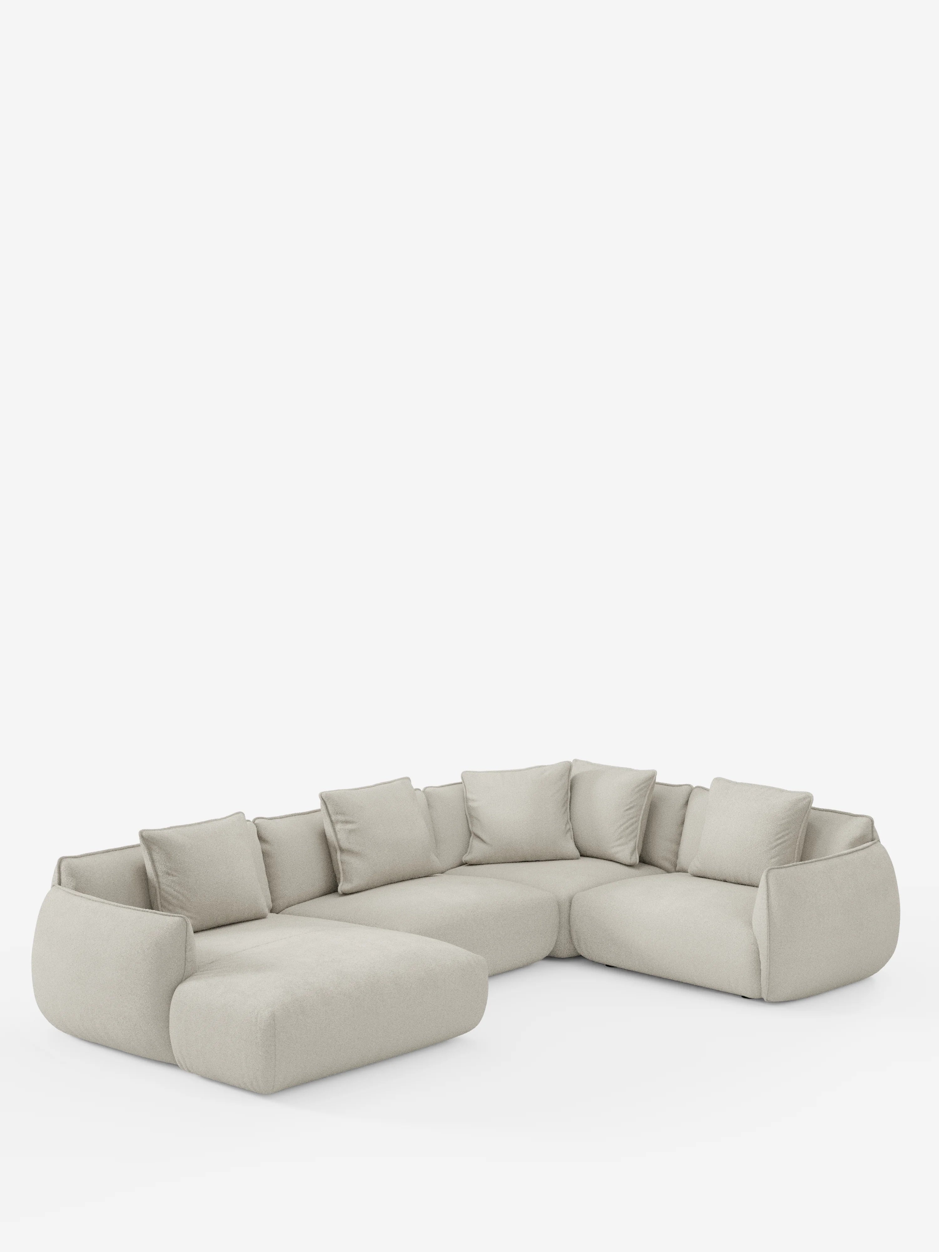 Un divano componibile contemporaneo a forma di L “Nimbus divano angolare panoramico componibile con penisola e angolo in tessuto smacchiabile t33” di Divani.Store, rivestito in tessuto beige chiaro antimacchia con sei cuscini schienali coordinati. Questo divano componibile Made in Italy si caratterizza per i bordi arrotondati e il profilo ribassato, presentato su uno sfondo bianco.