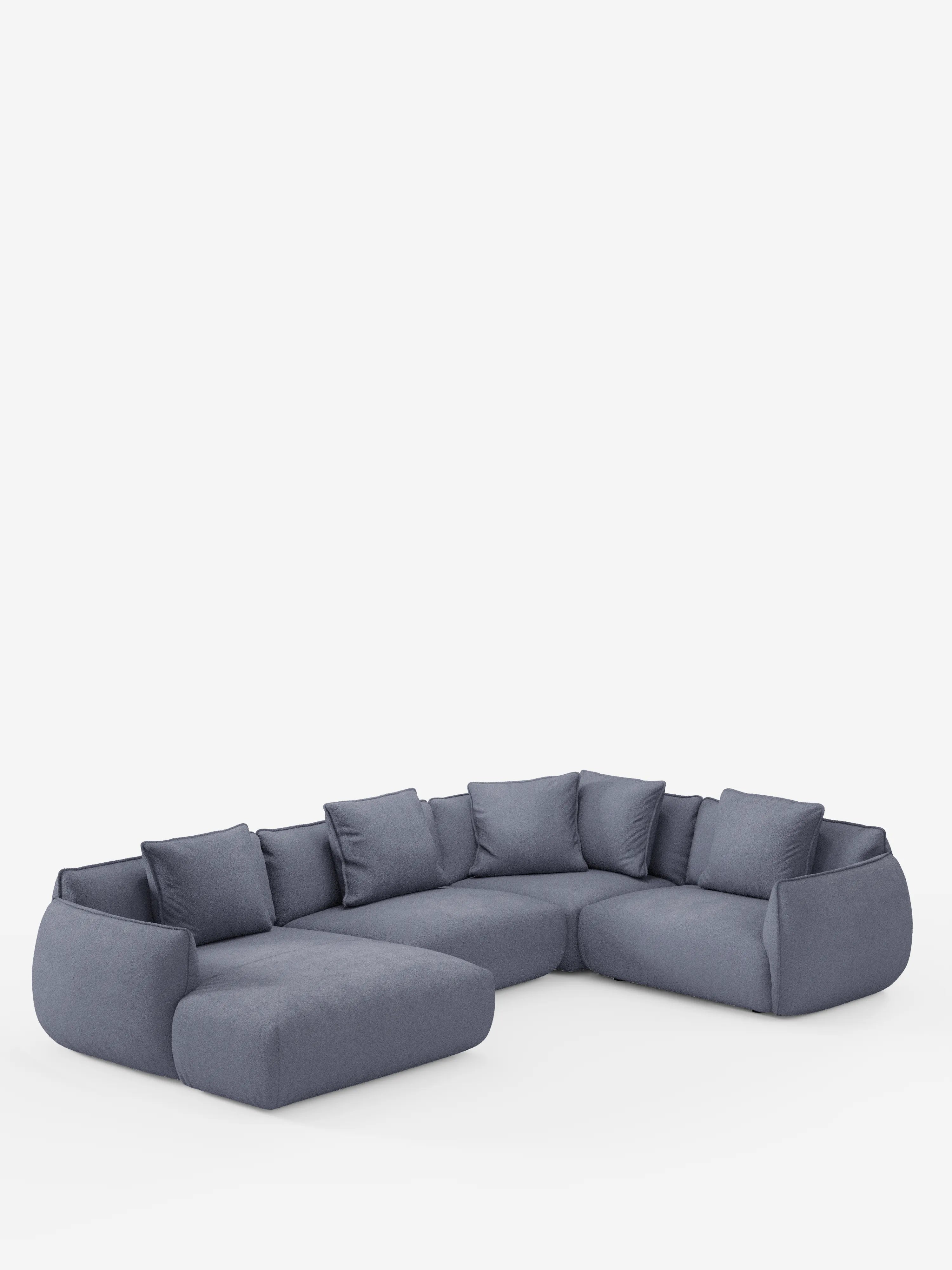Un moderno divano angolare panoramico componibile Nimbus con penisola e angolo in tessuto smacchiabile T33 di Divani.Store, rivestito in blu tenue con sei cuscini dello schienale sfoderabili. Questo divano componibile presenta sedute ampie e morbide, braccioli e bordi delicatamente arrotondati, il tutto su uno sfondo bianco a tinta unita.
