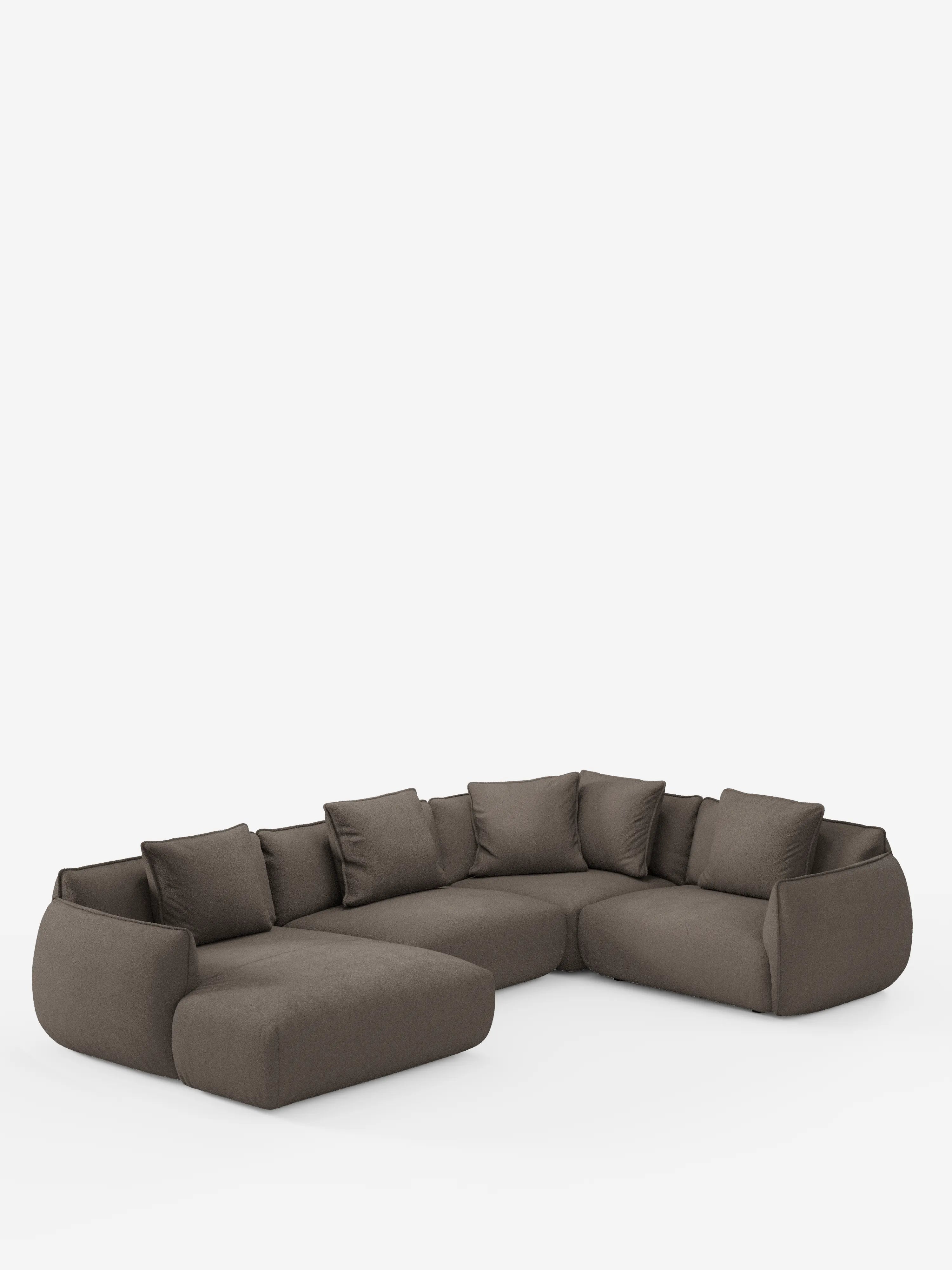 Un moderno divano angolare panoramico componibile Nimbus a forma di L con penisola e angolo, modello T33 di Divani.Store, rivestito in tessuto smacchiabile, con rivestimento marrone scuro e morbidi cuscini, è posizionato su uno sfondo bianco a tinta unita. Il divano presenta sedute profonde, bordi arrotondati e sette cuscini dello schienale coordinati, che conferiscono all’insieme un aspetto accogliente e contemporaneo.