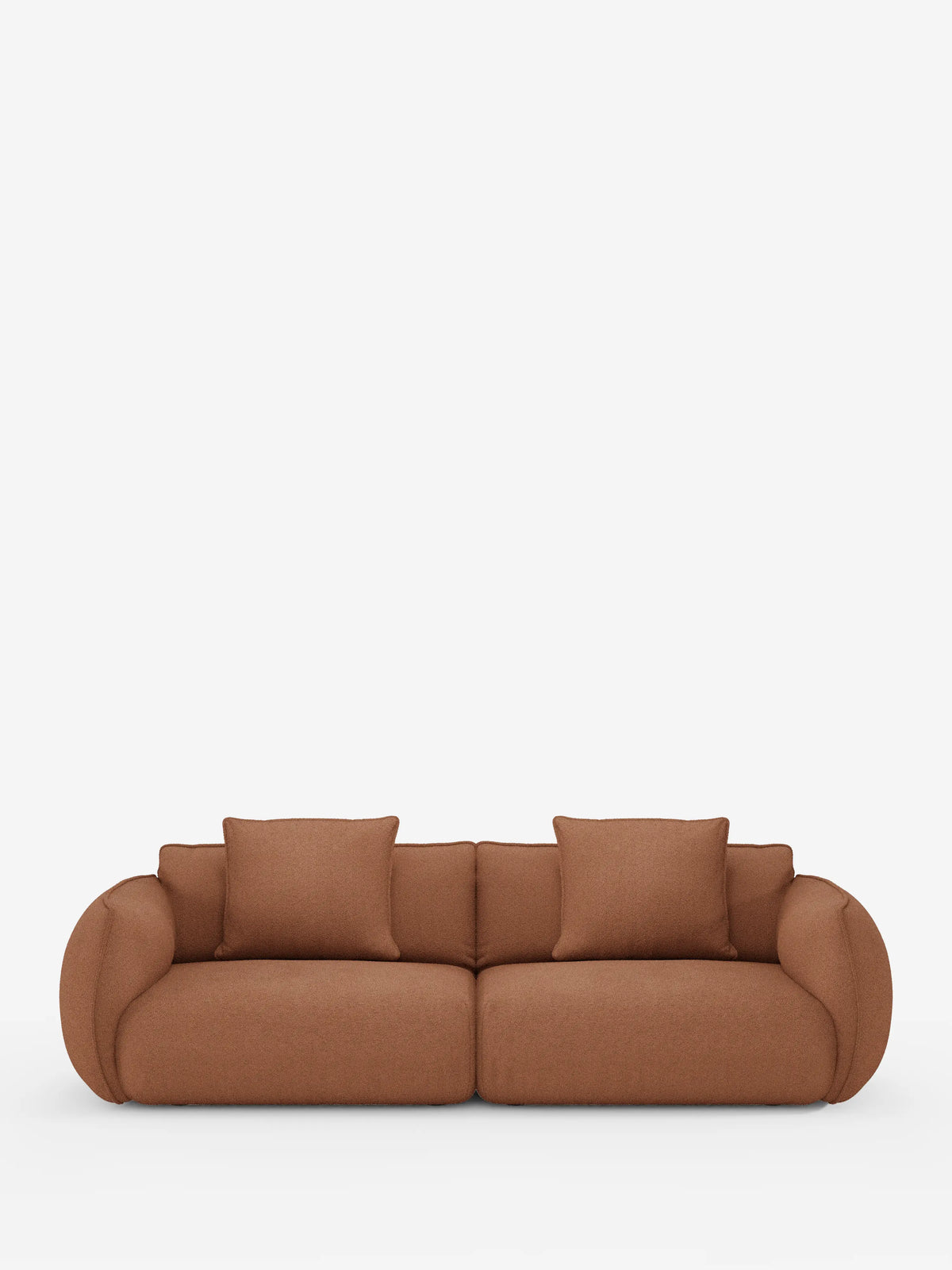 Un moderno divano Nimbus a 3 posti, modulare e componibile, firmato Divani.Store, realizzato in tessuto effetto cotone color marrone chiaro e resistente alle macchie, presenta braccioli e schienale dalle linee delicatamente arrotondate, con due cuscini di seduta e quattro cuscini quadrati per lo schienale. Il suo design raffinato, caratterizzato da morbide curve, conferisce al divano un aspetto accogliente e invitante, il tutto su uno sfondo bianco a tinta unita.