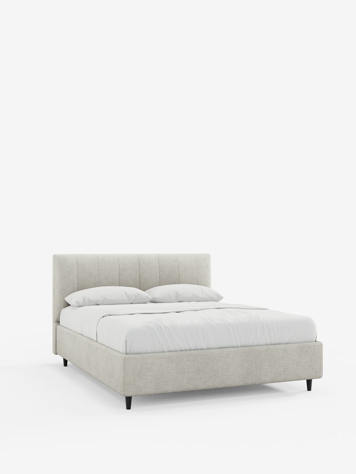 Il letto imbottito ONYX con contenitore e testiera verticale in tessuto certificato Oeko-Tex® di Letti.store presenta un design imbottito color beige con una testiera bassa impreziosita da cuciture verticali. La testiera imbottita conferisce comfort ed eleganza, mentre il letto è elegantemente rifinito con biancheria da letto di un bianco candido e due cuscini. La struttura poggia su corte gambe nere ed è messa in risalto da uno sfondo bianco a tinta unita.