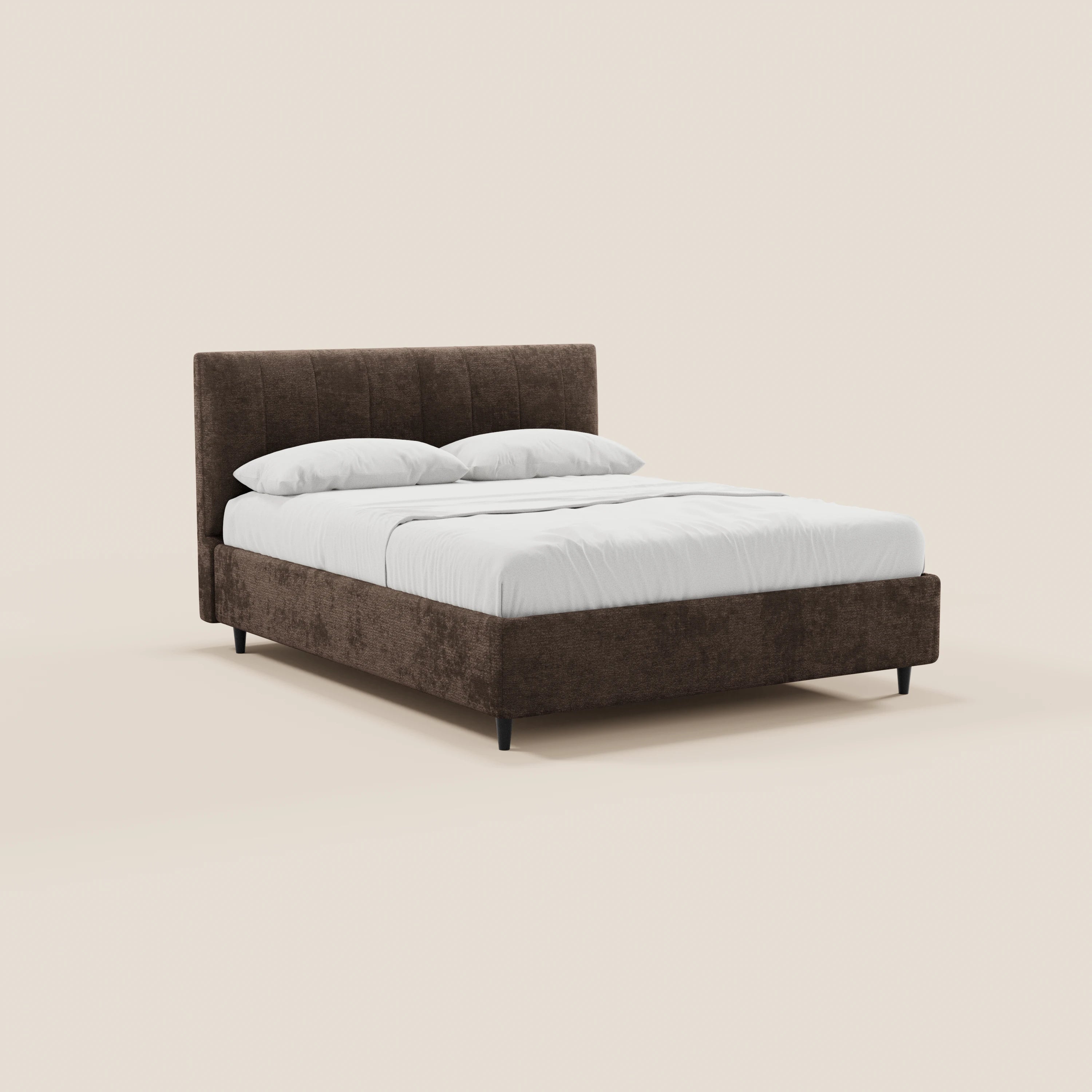 Il letto imbottito con contenitore ONYX di Letti.store presenta una struttura in tessuto marrone certificato Oeko-Tex®, una testiera verticale, sottili gambe nere e un design pulito e moderno. È raffigurato con biancheria da letto bianca e due cuscini su uno sfondo beige.