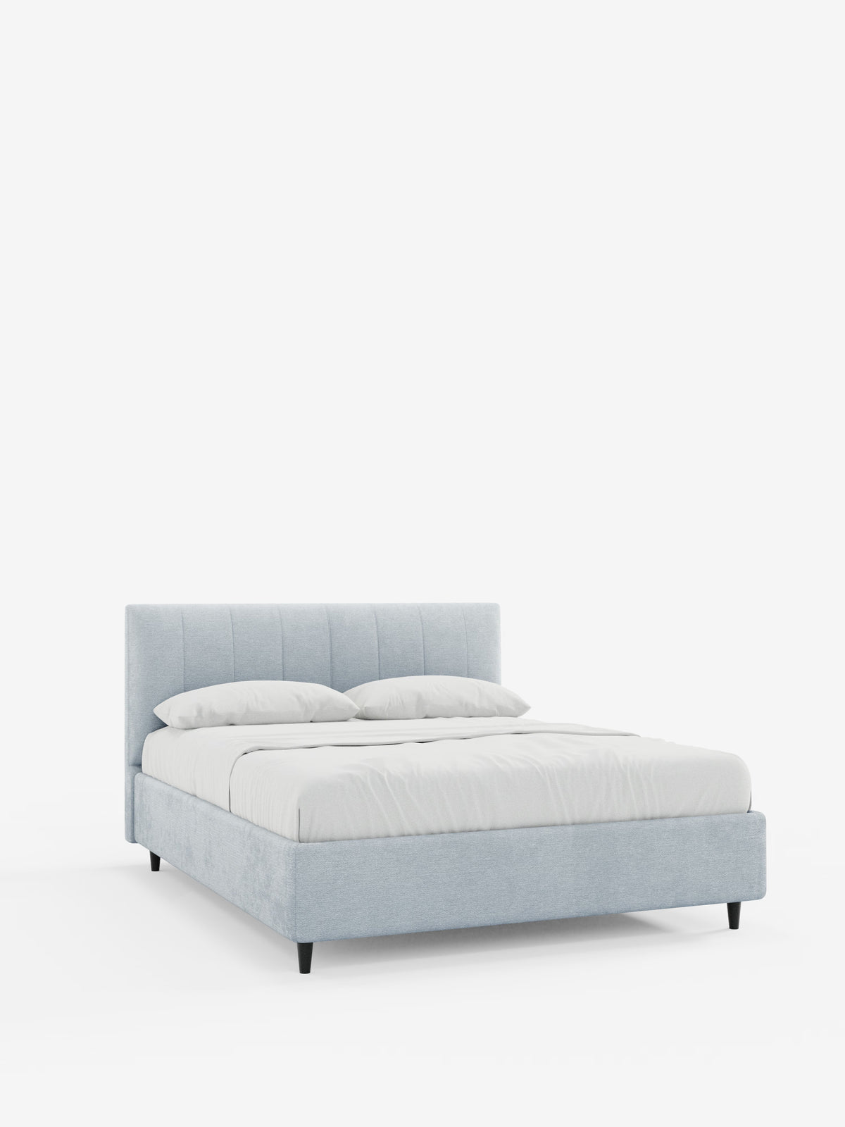 Un letto imbottito ONYX moderno e minimalista con contenitore e testiera verticale in tessuto certificato Oeko-Tex® di Letti.store è presentato con rivestimento azzurro, caratterizzato da una testiera verticale imbottita, gambe corte nere, biancheria da letto bianca e due cuscini. Il letto è posizionato su uno sfondo bianco a tinta unita.