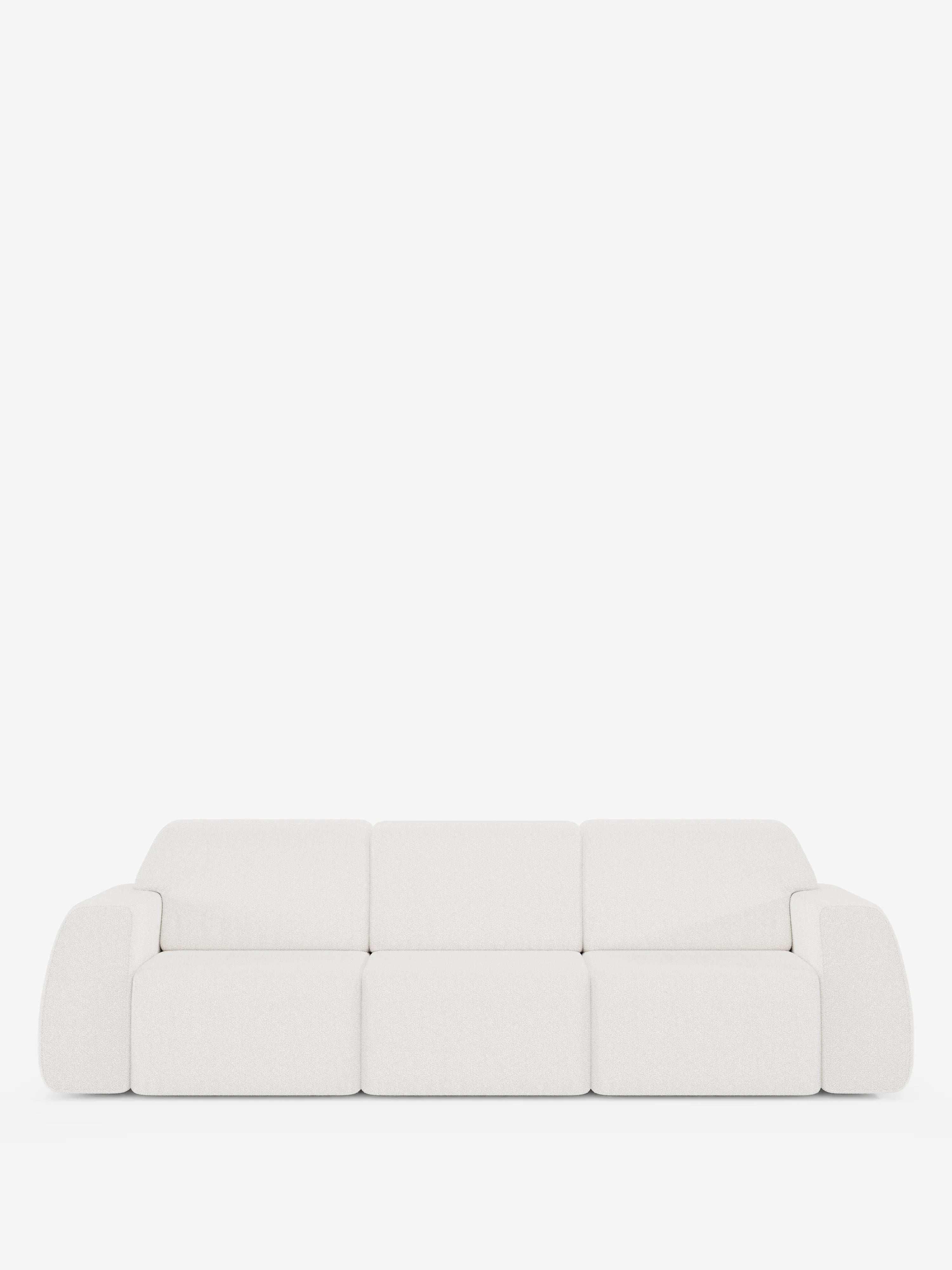 Un divano bianco moderno e minimalista — il modello Orbit di Divani.Store, con 3 sedute scorrevoli e allungabili in tessuto effetto cotone smacchiabile T33 — presenta tre cuscini di seduta scorrevoli e allungabili in modo indipendente con braccioli leggermente arrotondati, il tutto su uno sfondo bianco a tinta unita. Il design elegante mette in risalto linee pulite e bordi morbidi, mentre la seduta regolabile offre un comfort versatile su misura per le tue esigenze.