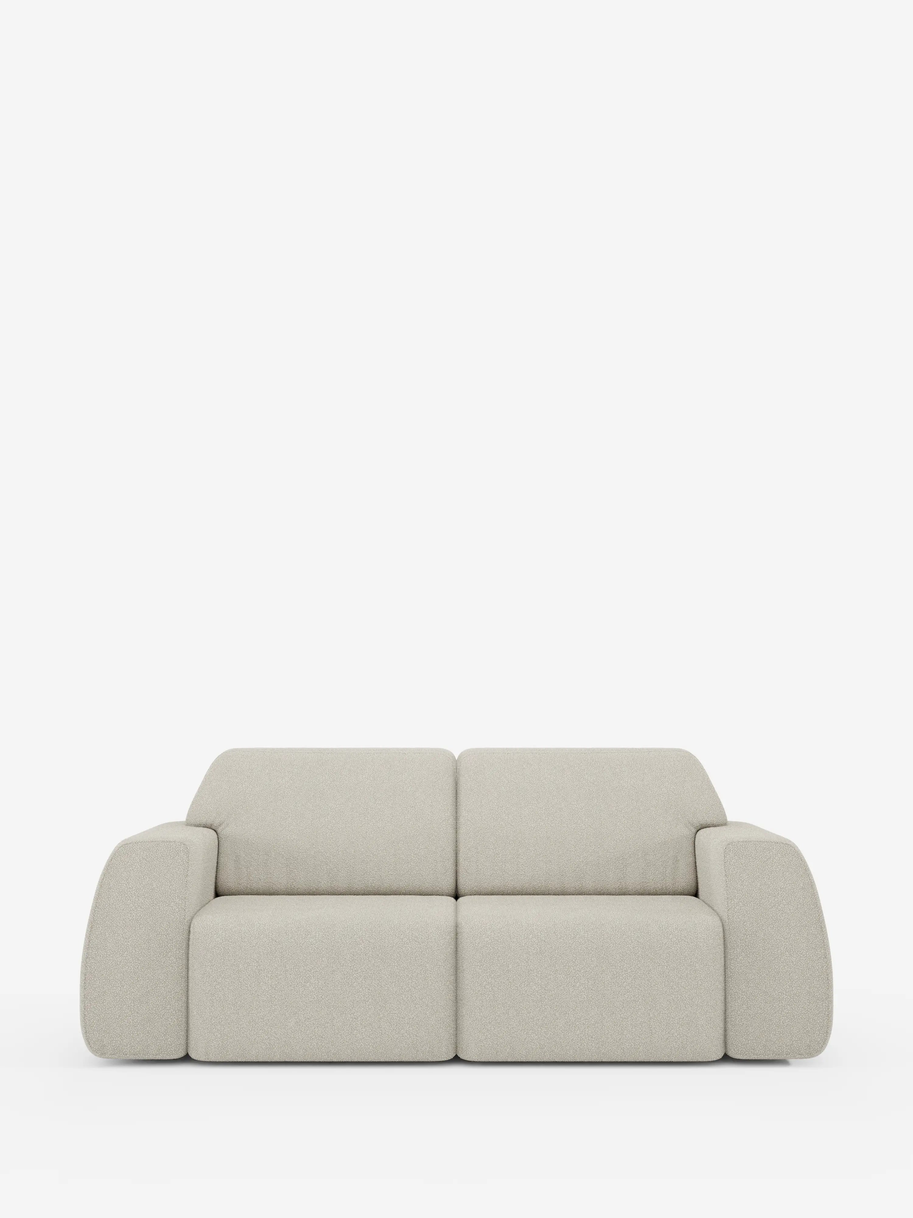 Il moderno divano a tre posti Orbit di Divani.Store, in beige chiaro, presenta morbidi cuscini arrotondati, ampi braccioli e un design minimalista e simmetrico senza gambe a vista. Il divano è completamente sfoderabile e rivestito in tessuto T33 effetto cotone antimacchia, posizionato al centro su uno sfondo bianco.