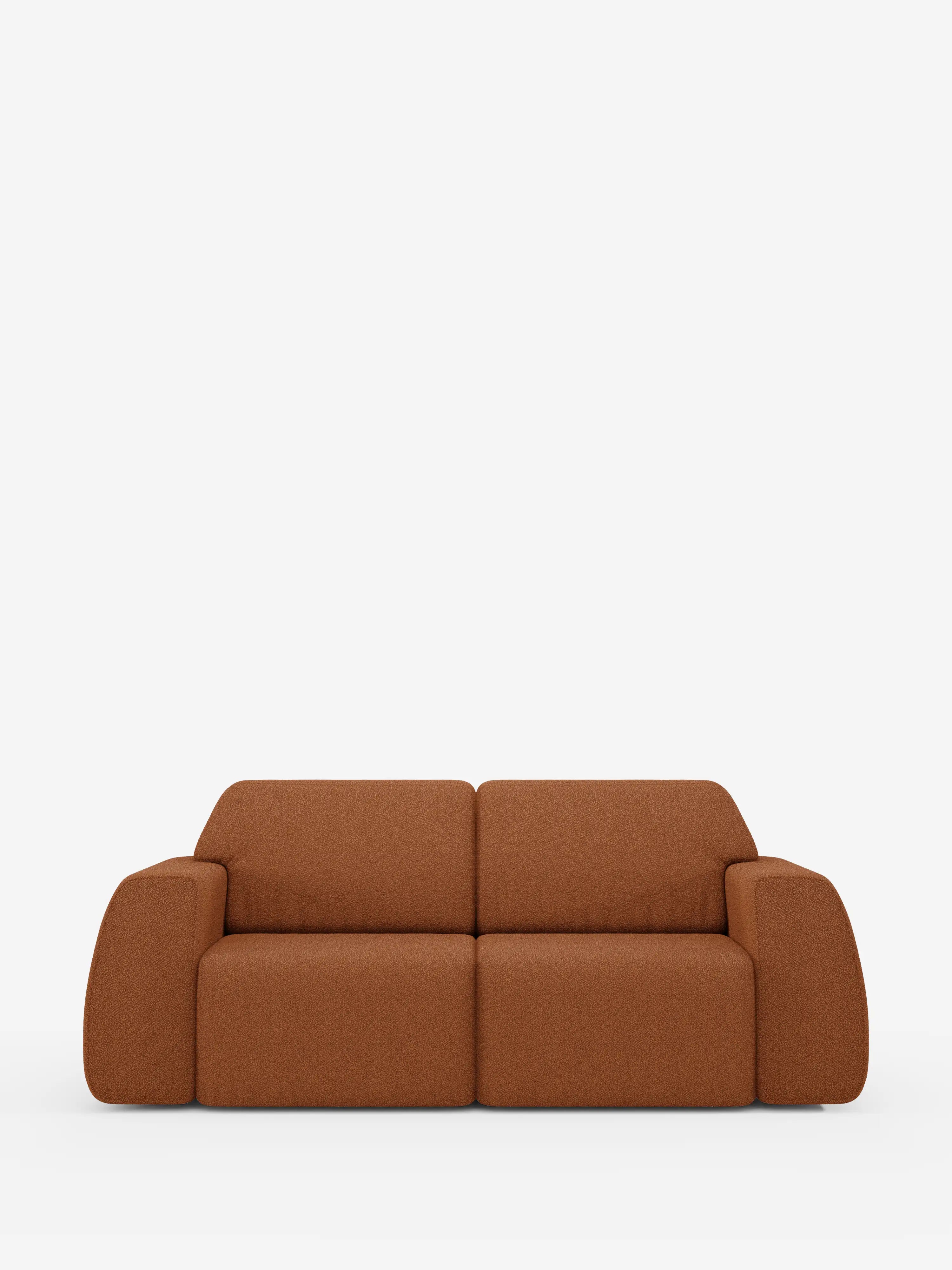Vi presentiamo il divano Orbit a 2 e 3 posti con sedute scorrevoli di Divani.Store, un divano moderno in tessuto marrone dal profilo ribassato, caratterizzato da ampi braccioli arrotondati e da un design minimalista. Su uno sfondo bianco a tinta unita, questo divano in tessuto T33 effetto cotone, completamente sfoderabile e resistente alle macchie, può ospitare comodamente due o tre persone. Presenta sedute morbide e imbottite dalle linee pulite e senza gambe a vista, per un look contemporaneo.