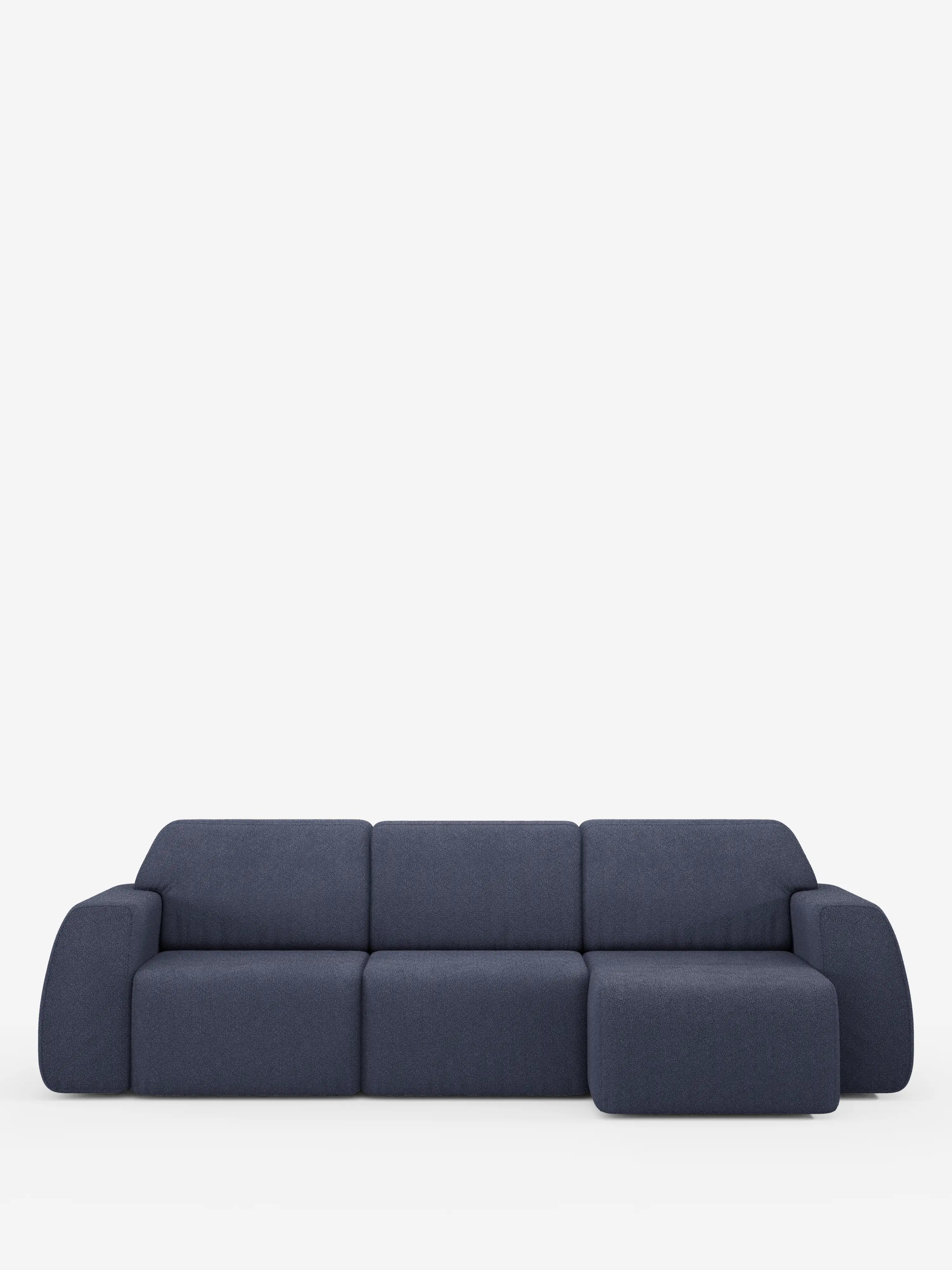 Un divano contemporaneo blu scuro “Orbit Divano angolare con penisola reversibile e tutte le sedute allungabili in tessuto smacchiabile effetto cotone T33” di Divani.Store, dotato di tre sedute principali e una chaise longue sul lato destro. Questo divano di alta gamma è caratterizzato da braccioli arrotondati e da uno schienale basso, in primo piano su uno sfondo bianco a tinta unita.