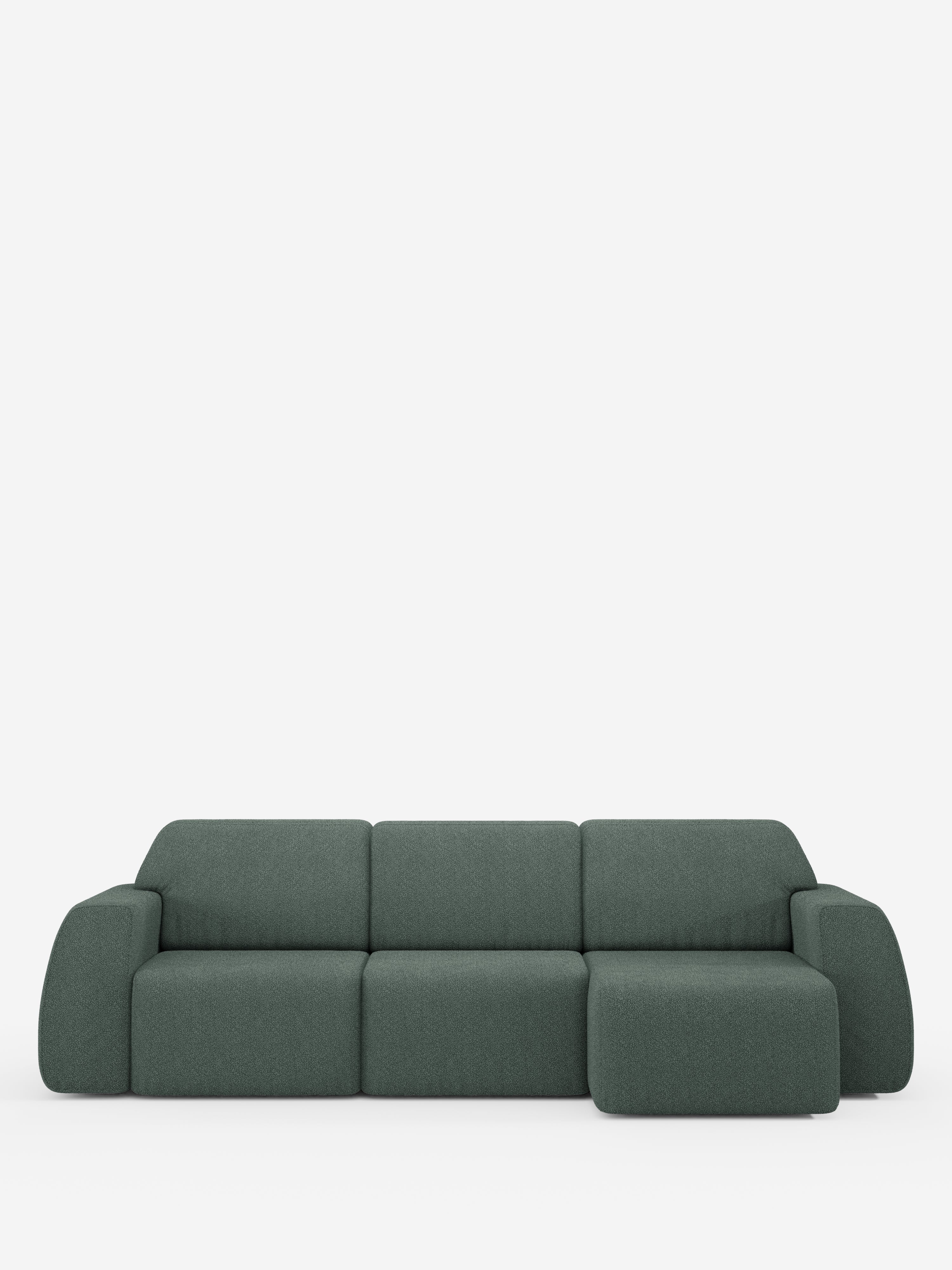 Un divano contemporaneo verde scuro “Orbit Divano angolare con penisola reversibile e tutte le sedute allungabili in tessuto smacchiabile effetto cotone T33” di Divani.Store, caratterizzato da un design a tre posti con chaise longue reversibile. Questo divano modulare presenta un’estetica minimalista con bordi morbidi e arrotondati e braccioli bassi. Sullo sfondo bianco a tinta unita, le linee pulite e lo stile moderno del divano risaltano particolarmente.