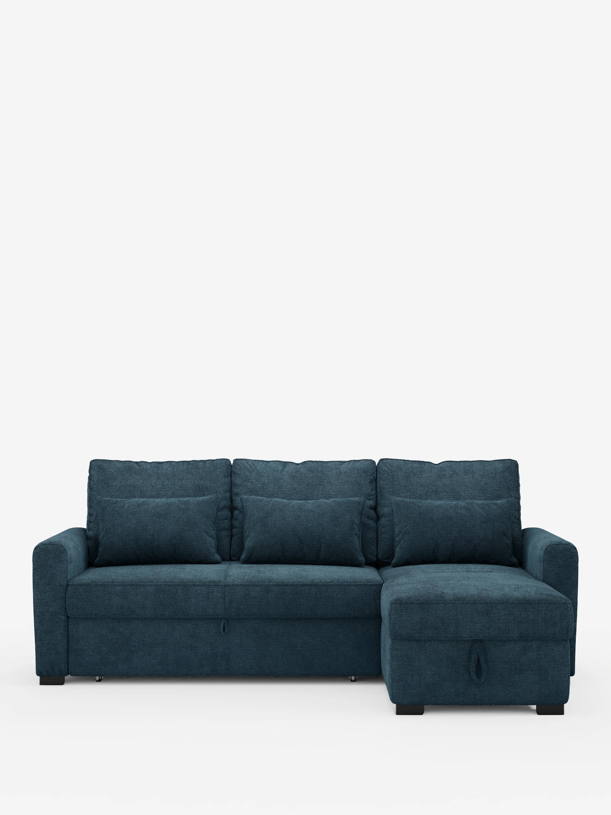 Un divano letto Ottaviano blu scuro con letto estraibile – penisola reversibile e contenitore in tessuto materico smacchiabile – è posizionato su uno sfondo bianco, con tre cuscini dello schienale, tre cuscini decorativi e una chaise longue sul lato destro dotata di vano contenitore.