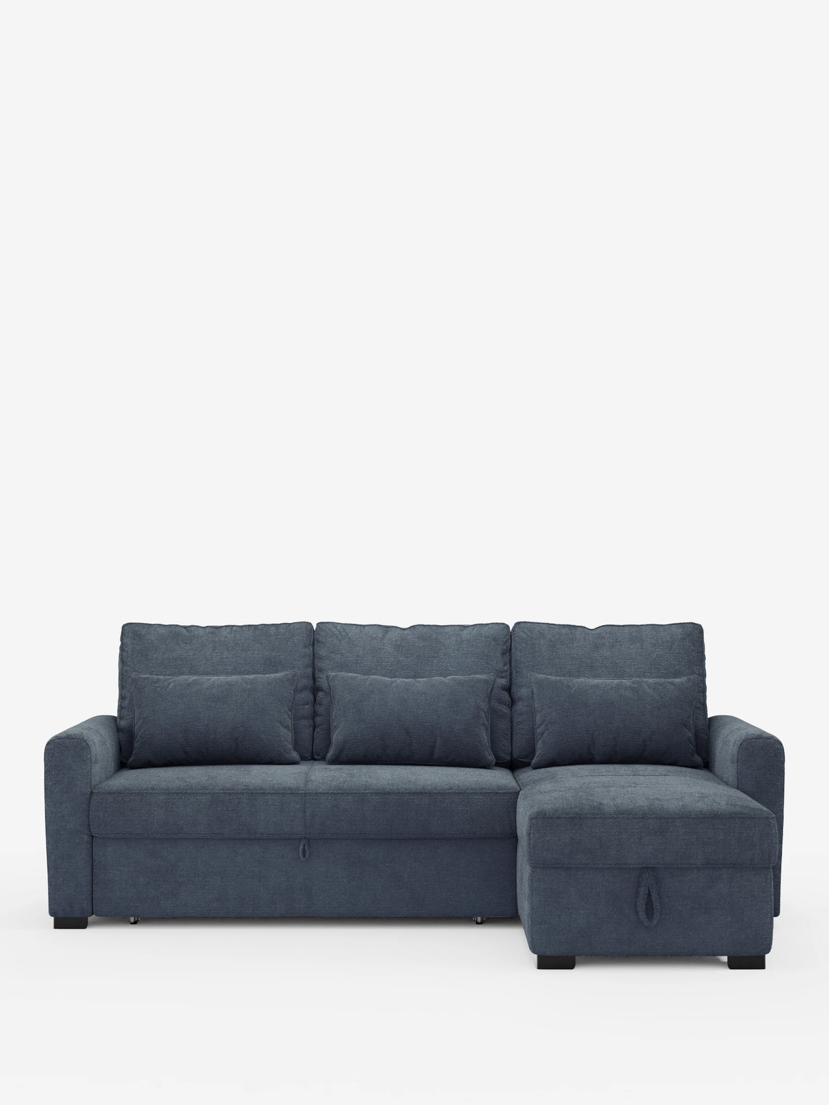 Un divano letto Ottaviano blu scuro con sezione estraibile, chaise longue sul lato destro, tre cuscini dello schienale, tre cuscini lombari e rivestimento in tessuto testurizzato, in primo piano su uno sfondo bianco a tinta unita.