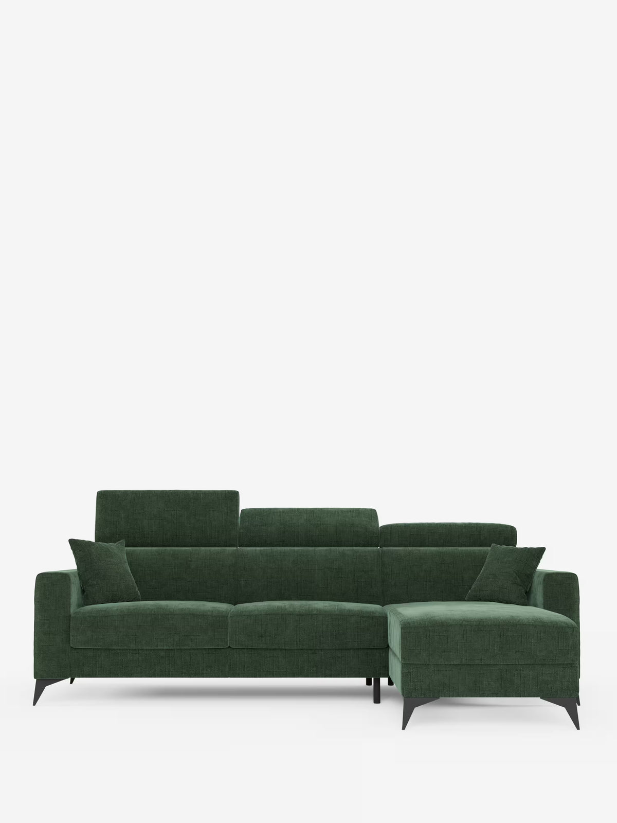 Un moderno divano letto angolare Pegaso di Divani.Store, rivestito in tessuto jacquard T22 verde scuro, antimacchia, con tre cuscini di seduta, due cuscini dello schienale, gambe nere e una penisola contenitore sul lato destro. Il divano è dotato di poggiatesta reclinabile e viene fornito con due cuscini decorativi coordinati. Lo sfondo è bianco a tinta unita.