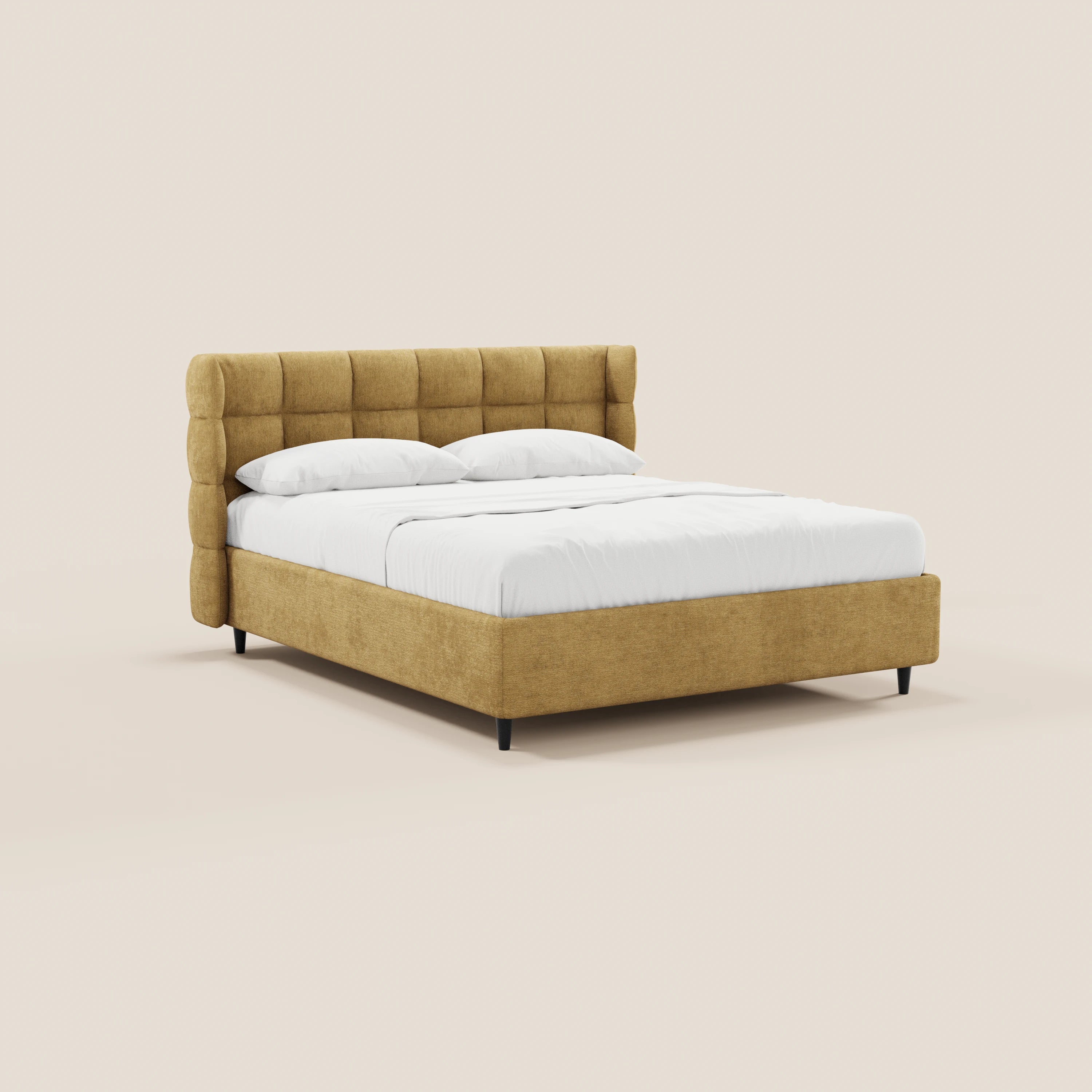 Il letto imbottito RAGNAR di Letti.store presenta una testiera capitonné giallo senape e una struttura in tessuto certificato Oeko-Tex®, biancheria da letto bianca e sottili gambe nere, il tutto su uno sfondo beige chiaro.