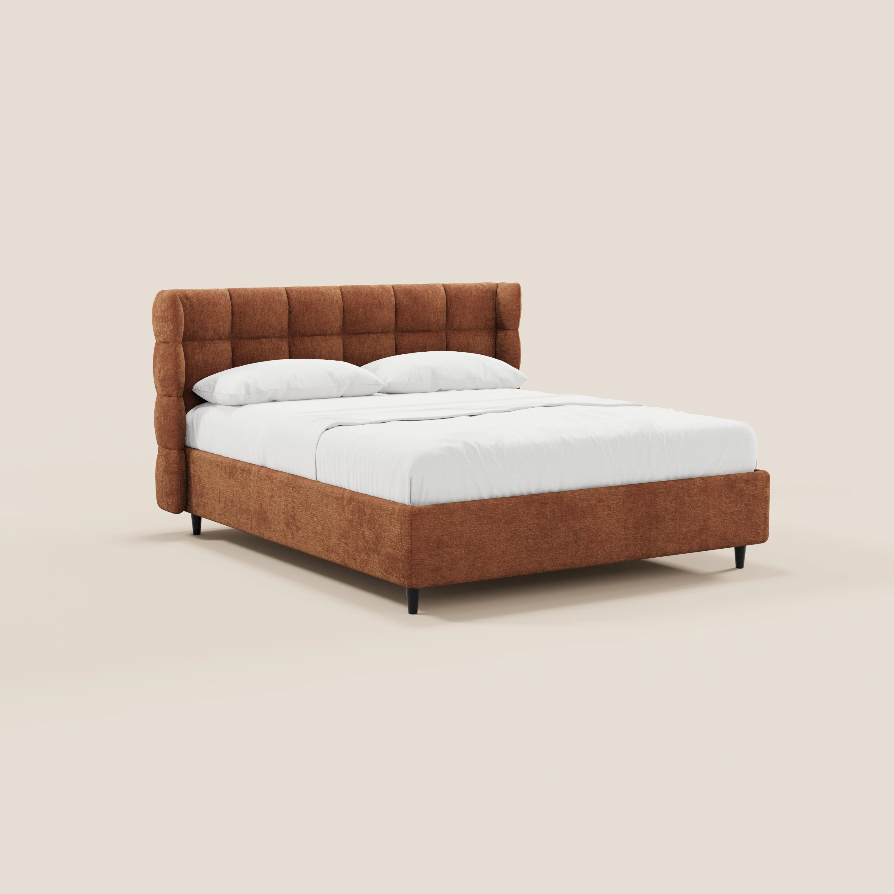 Il letto imbottito RAGNAR di Letti.store presenta una testiera e una base contenitore in tessuto trapuntato color ruggine, certificato Oeko-Tex®. Questo letto in stile contemporaneo poggia su gambe nere ed è abbinato a biancheria da letto bianca, unendo eleganza minimalista e design funzionale.
