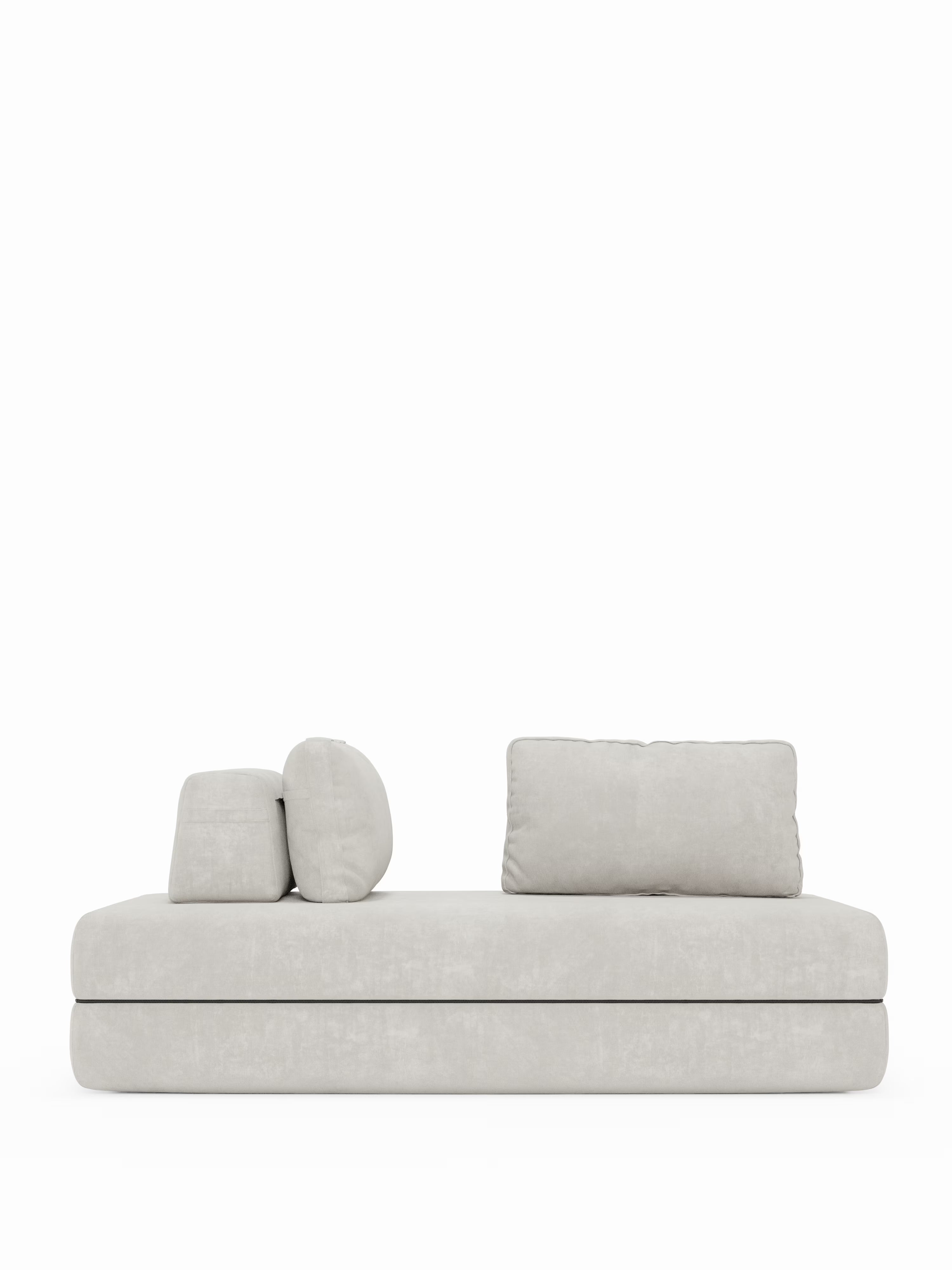 Un divano letto matrimoniale Rift moderno e minimalista di Divani.Store, in finitura beige chiaro, caratterizzato da un design dal profilo basso con due cuscini rettangolari rimovibili per lo schienale e due cuscini laterali rotondi, il tutto su uno sfondo bianco a tinta unita. Questo divano letto a 2 o 3 posti vanta linee pulite e un aspetto raffinato, offrendo un comfort superiore grazie al materasso in memory foam T31 alto 22 cm, perfetto per rilassarsi o dormire sonni tranquilli.