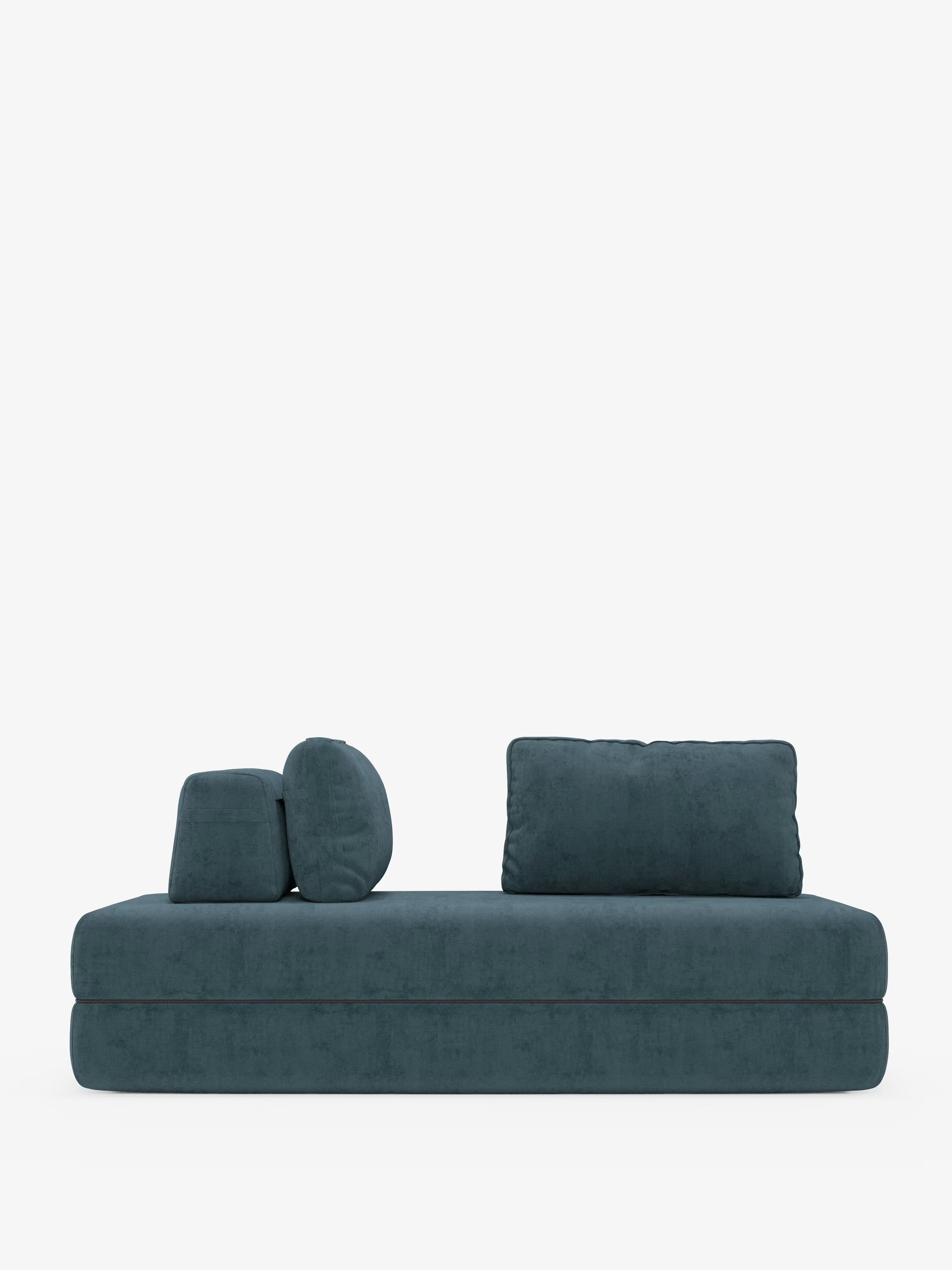 Un elegante divano letto matrimoniale Rift color verde acqua di Divani.Store spicca su uno sfondo bianco a tinta unita, caratterizzato da tre cuscini dello schienale rimovibili di diverse dimensioni. Le linee pulite e rettangolari e il design minimalista rendono questo divano a 2 o 3 posti, dotato di un materasso in memory foam alto 24 cm e rivestito in tessuto T31 lavabile, un elemento di arredo di grande stile per qualsiasi soggiorno contemporaneo.