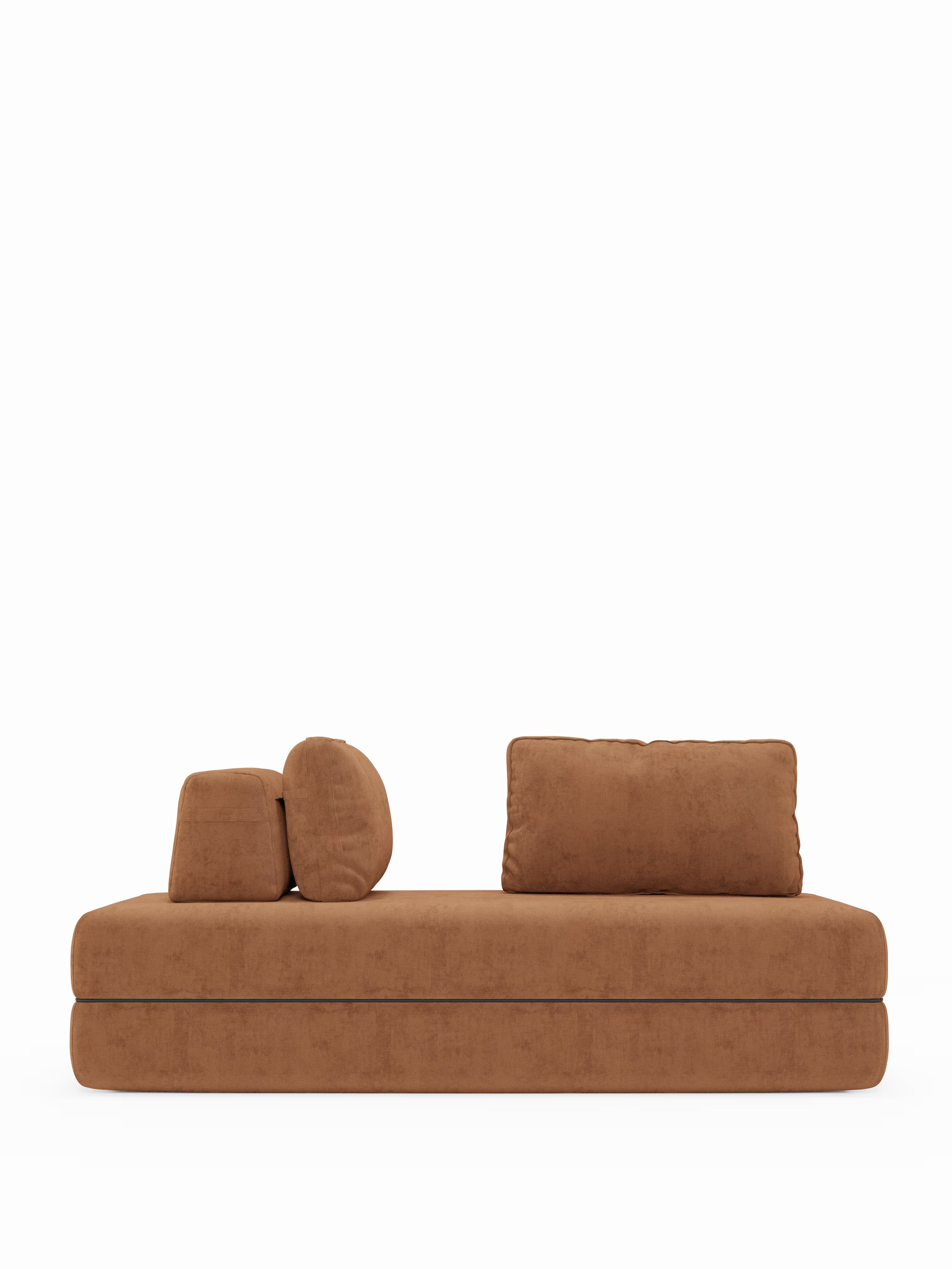 Il divano letto matrimoniale Rift di Divani.Store, dal design contemporaneo e minimalista in tonalità marrone, presenta una base piatta e tre cuscini disposti in modo asimmetrico — uno quadrato, uno rotondo e uno rettangolare — su uno sfondo bianco a tinta unita. Il design semplice e squadrato e la morbida trama del tessuto richiamano il comfort del suo materasso in memory foam T31, alto 22 cm. Gli schienali regolabili esaltano ulteriormente il fascino di questo versatile divano letto a 2 o 3 posti.