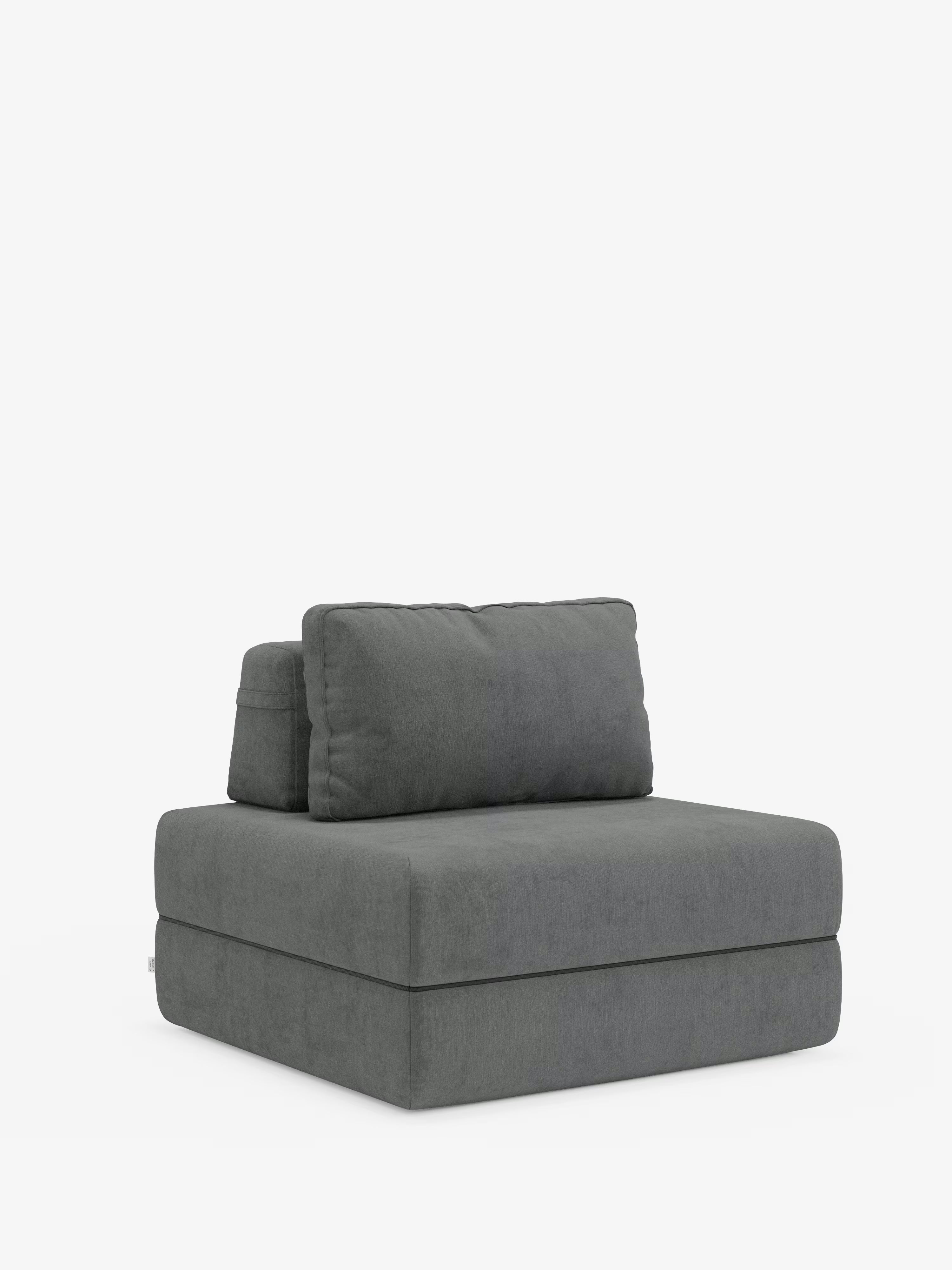 La poltrona letto Rift con materasso alto 24 cm e memory foam di Divani.Store è una moderna poltrona senza braccioli di colore grigio scuro, dotata di un morbido cuscino di seduta e di un cuscino rettangolare abbinato per lo schienale. Si caratterizza per le linee pulite e la forma squadrata, che risaltano su uno sfondo bianco a tinta unita. Questo elegante design include un innovativo schienale mobile e il tessuto T31 resistente alle macchie, offrendo un comfort versatile e uno stile contemporaneo.