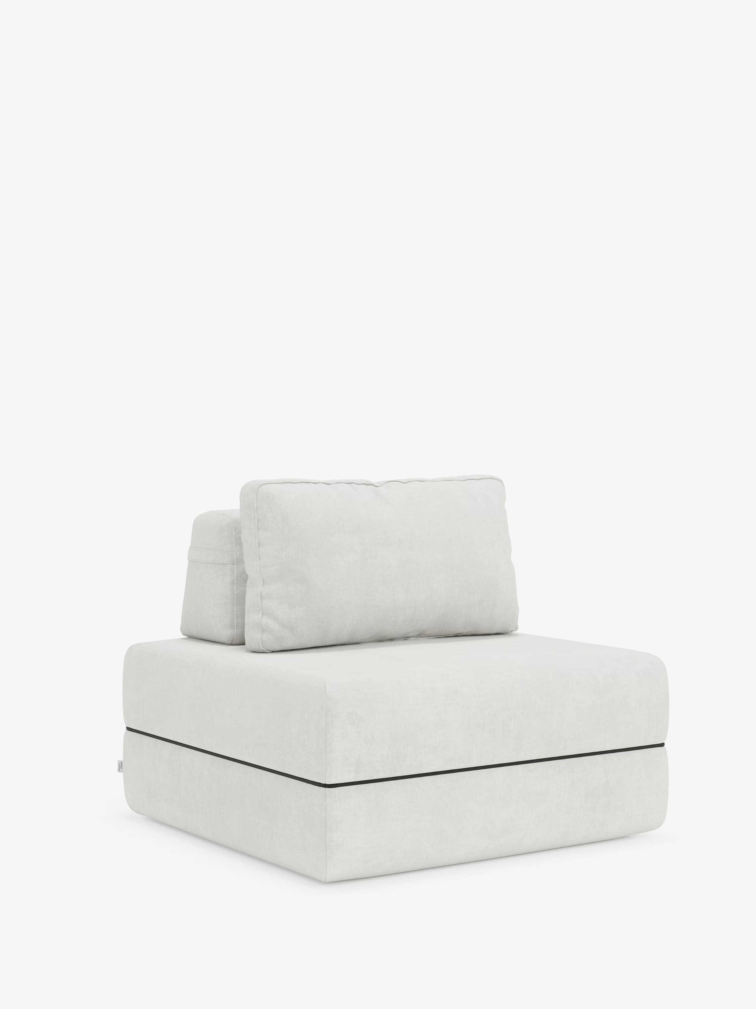 Una poltrona letto Rift moderna e minimalista di Divani.Store, dotata di un materasso in memory foam alto 24 cm e di uno schienale reclinabile; sia il cuscino di seduta quadrato e spesso che il cuscino dello schienale rettangolare abbinato sono rivestiti in tessuto T31 beige chiaro resistente alle macchie. La poltrona poggia su una base bassa e solida, con una sottile linea scura che separa gli strati dei cuscini. Sfondo bianco.